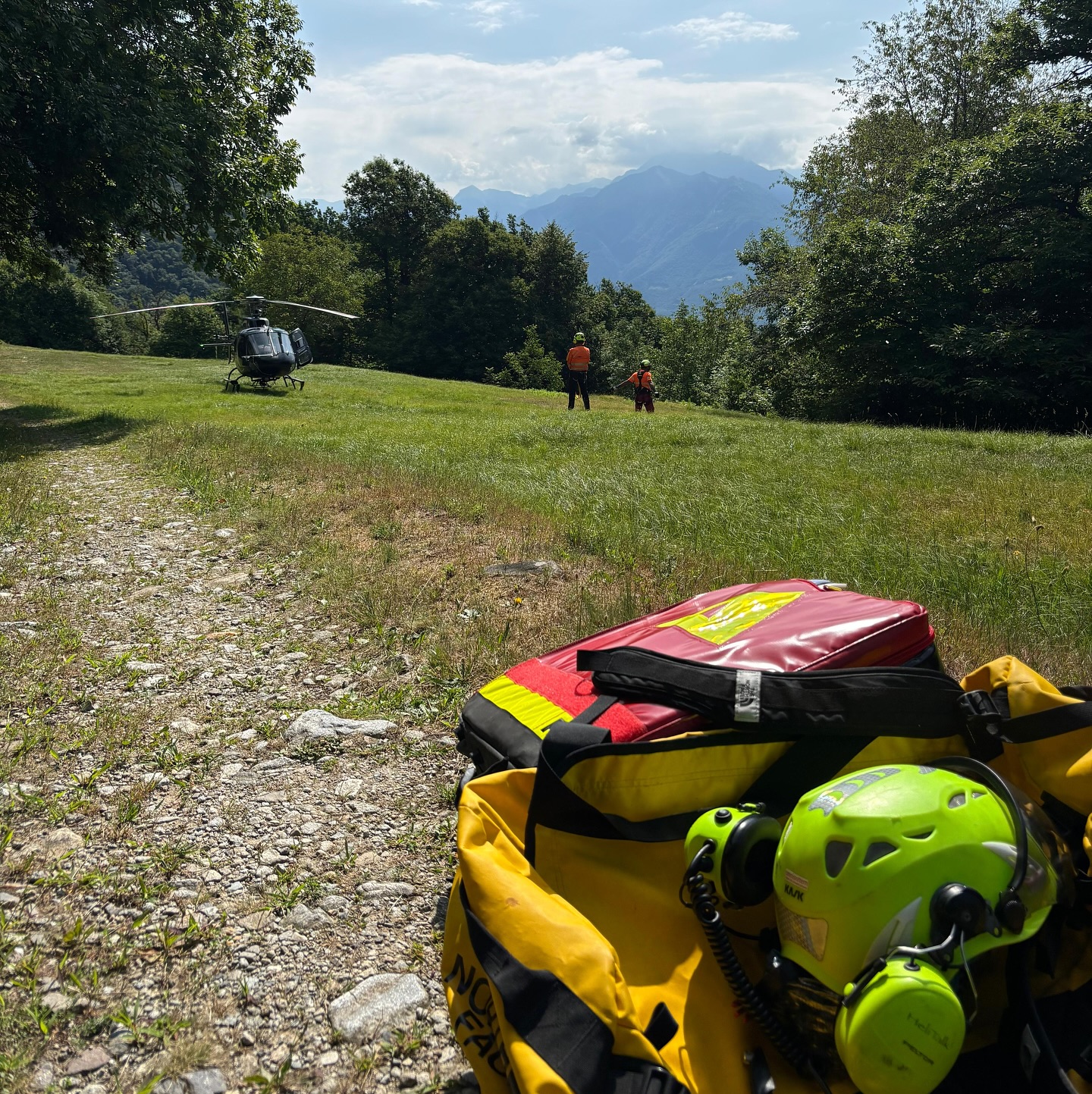 Dopo un anno di lavoro oggi abbiamo ottenuto la certifica per operazioni di trasporto persone al gancio (HEC) perfetto per il supporto alla @rega_offiziell che ringraziamo per la collaborazione! Inoltre questa certifica ci permette di operare con persone al gancio per recupero animali e tante altre missioni!