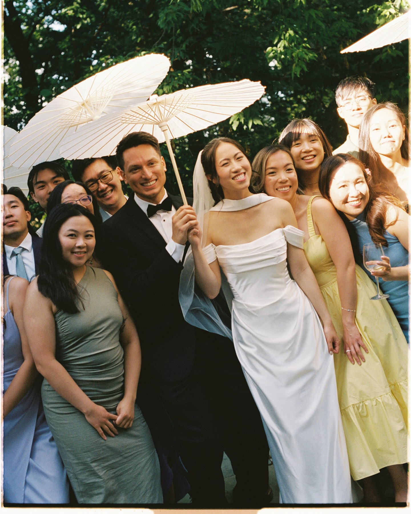 sunny days at @estatesofsunnybrook with our beautiful and sweet M&M ~ all shot on film ๐๏ธ
dev&scan: @c41filmlabs โจ
Content creator: @thesimplycandid
Planning @mainsdefleurs
Cake: @sweetspotvegan
Welcome Sign + Seating Chart: @urwelcome_gta
Live Drawing Artist: @cloooodles
Photo Booth: @pictabooth.ca