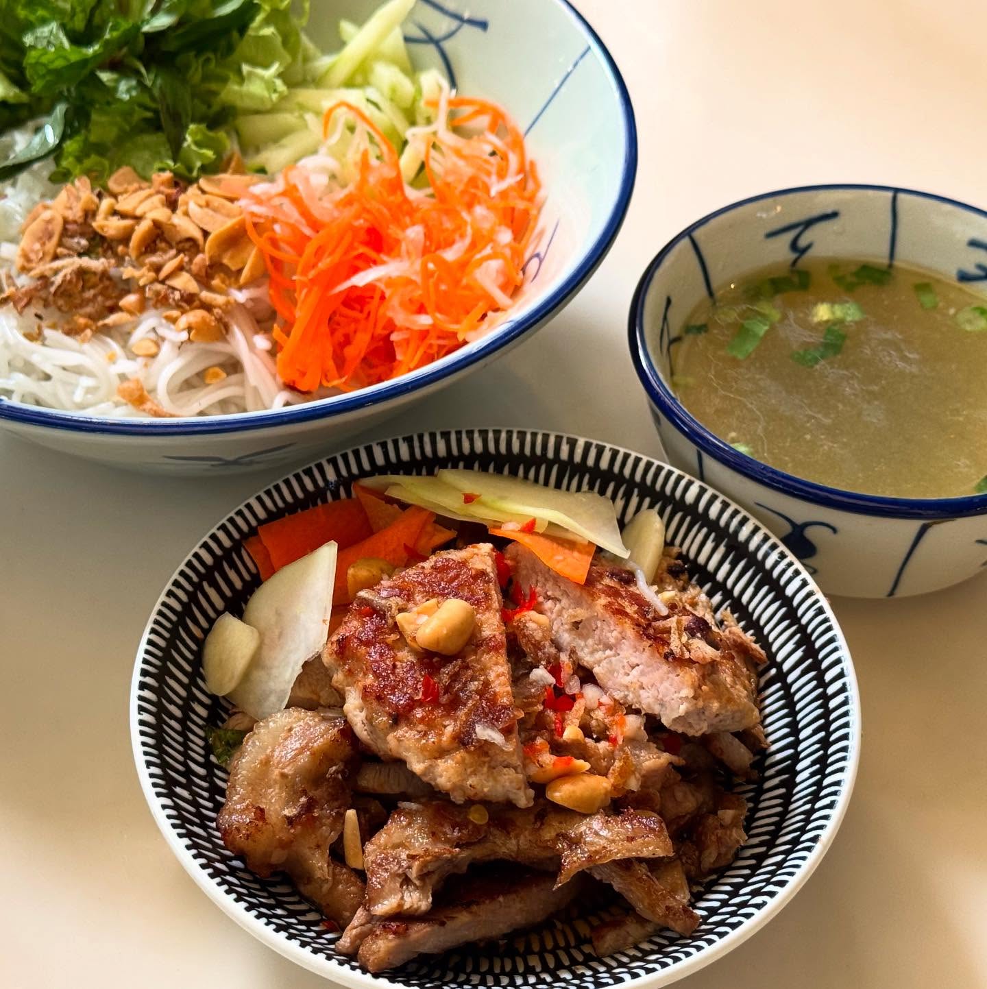 Bún chả! When I miss Hanoi Old Quarters Bún chả, Saigon King will be my to-go. Slurp your noodle with our Grilled Pork and Grilled Pork Patty with a bowl of chicken soup. This chicken soup is for your soul cos it’s #soulgood 🤩
#sgvietnamesefood #sgeats #sgfoodies #sgfoodie #sgfoodstagram #sgwhattoeat #vietfood