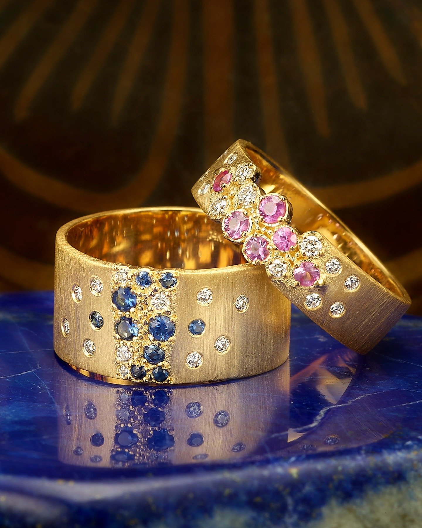 Where a true artizan craftsmanship meets a pop of color 🥏💫🎨Masterpieces brushed yellow gold rings, adorned with dazzling diamonds and vibrant pink &blue sapphires! A powerful and bold jewelry.
#Finejewelry #Rings #goldrings #goldjewelry #marikadesertgold #finejewellery #instajewellery #diamonds #jewelry #luxuryjewellery #designerjewelry #craftmanship #artisanjewelry