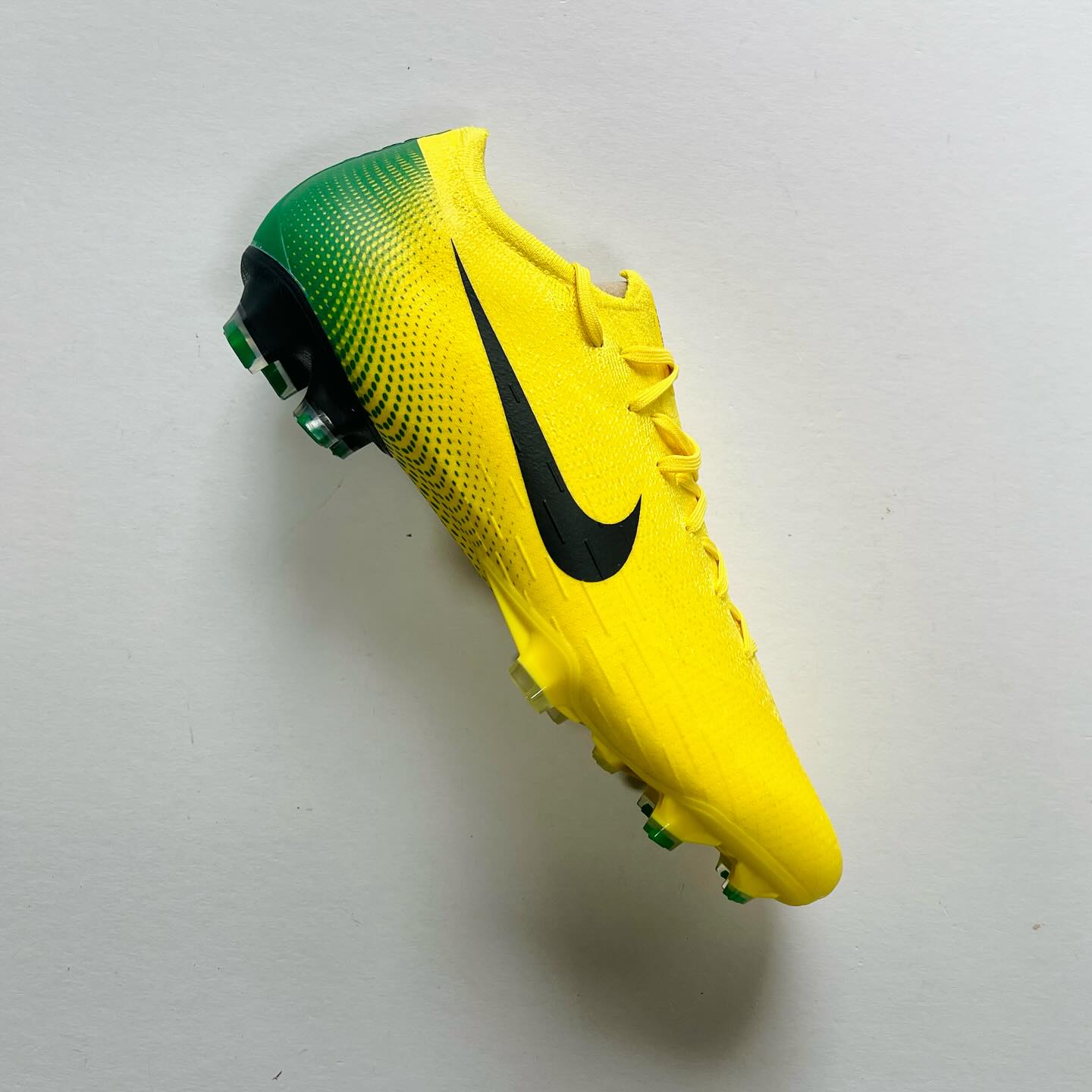 Paying tribute to one of the most iconic boots in football history — the 2006 Mercurial Vapor III R9 — this NikeiD Mercurial Vapor 360 Heritage Edition brings pure nostalgia with a modern twist.
Wrapped in that unmistakable yellow from Ronaldo’s golden era and sculpted with today’s elite performance tech, this boot merges past and present in perfect harmony.
For players who remember greatness — or those who want to recreate it.
#MercurialHeritage #R9Vibes #NikeiD #Vapor360 #ThrowbackBoots #RareBoots #BootCollectors #Bootsfinder