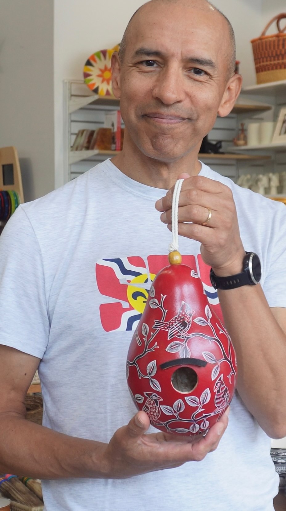 🎧 Meet Julio Zegarra-Ballon: 🇵🇪 Peruvian entrepreneur and business owner, who is passionate about Fair Trade retail and supporting the local community.
We caught up with him in his Maplewood Store for an exclusive HECHO EN STL interview.
Visit @zeebeemarket to learn more about his store and visit St. Louis Mosaic’s Project youtube channel to watch the full interview!
#stlmade #stljuntos #fairtrade @runwithjulio