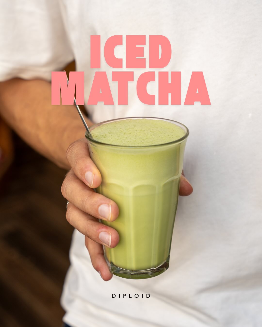 Le matcha, on le connaît bien.
C’est un thé vert japonais d’exception, récolté à la main, à l’ombre, puis moulu très finement à la pierre. Une matière précieuse, pleine de caractère.
On sait que certains n’aiment pas ça.
Souvent trop amer, trop intense, trop « herbe coupée ».
Au Diploïd, on choisit un matcha herbacé mais doux, sans amertume, délicat en bouche, qu’on travaille avec soin.
Si vous avez été déçus ailleurs, venez goûter le nôtre.
On est passionnés, et on adore vous faire découvrir cette boisson autrement.
Disponible tous les jours au Diploïd, de 8h30 à 17h30.
#matchatea #matchalatte #diploidlyon #slaketerreaux
#boissonmaison #lyon1 #cafelyon #faitavecsens #lattevert
Photos @studiocraime