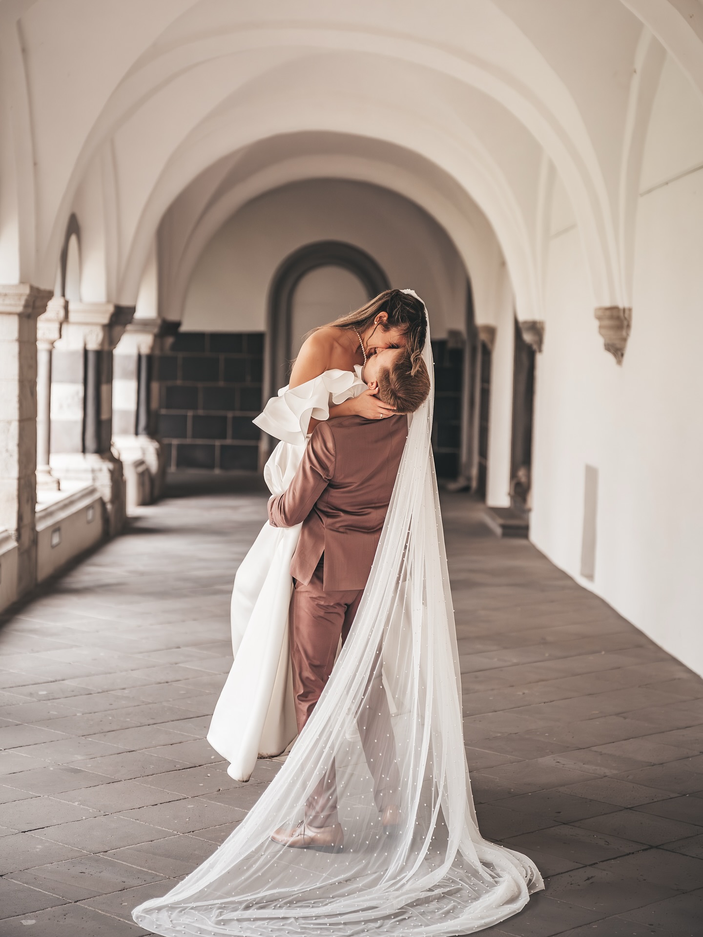 Von dieser schönen Hochzeit habe ich noch viel zu wenig gezeigt. Dass es kurz vor diesen Bildern noch heftig am regnen war, sieht man kaum, oder? Sehr praktisch, wenn es an der Location so eine schöne überdachte Möglichkeit für Fotos gibt😍 Danke für euer Vertrauen M & L 🤍
#hochzeitsfotografköln #princessweddingdress