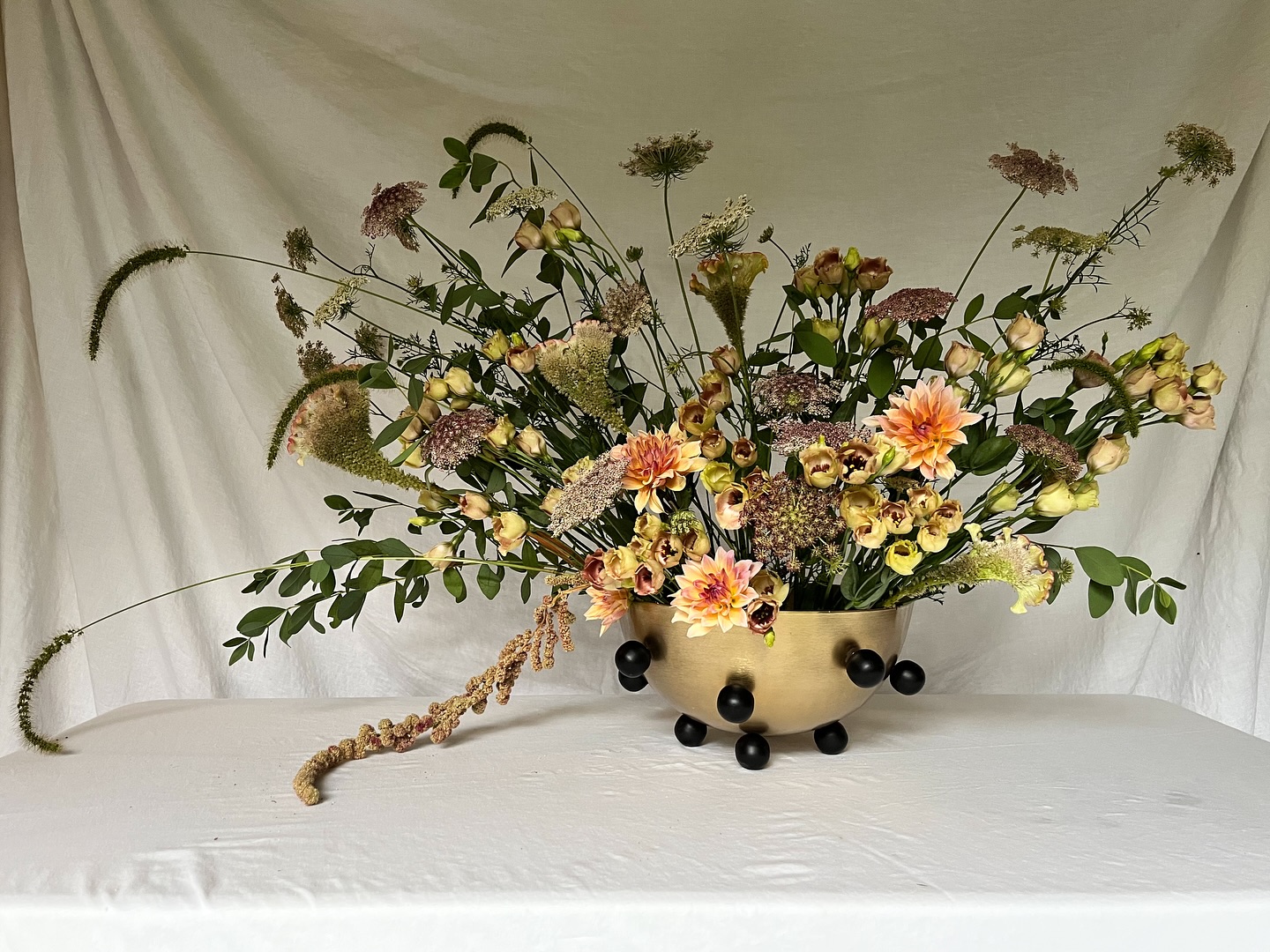 A little juxtaposition of soft flowers artfully arranged in a sculptural bowl.
Featuring: champagne celosia, chocolate Queen Anne’s lace, pucchino choco lisianthus, Tyrell dahlia, foraged greens, literal weeds
Now offering single bouquet floral arrangements! Available for delivery in Athens and Atlanta area or pickup in Monroe, Ga. Link in bio for more details!