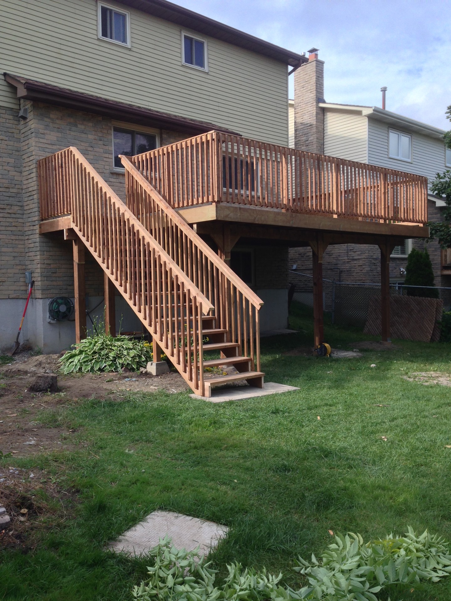 Nothing extra. Just clean work that hits right. 🔨
This deck wraps the back of the house like it was always meant to be there. Full run, even frame, and no wasted space.
Built sharp. Built to stay that way.