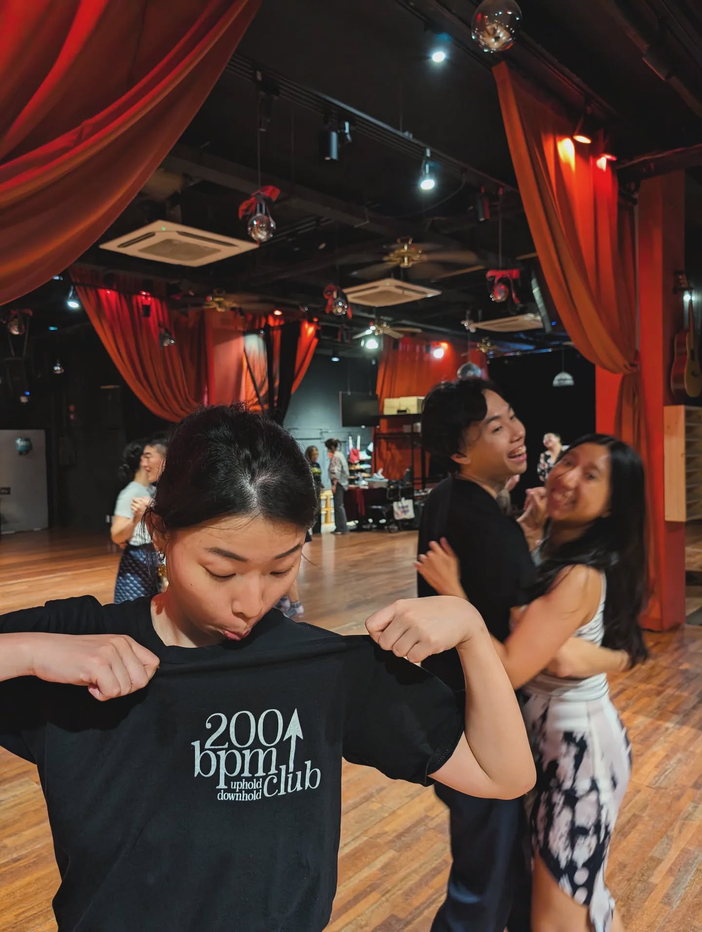 Just a couple of Singaporeans in Korea.
Just 200bpm that's all.
๐ @bumblebeeeeeezz
๐บ @mike_hlk_
๐๐ป @jamies_danceandstuff
๐ธ @yeahyeahright
#200bpmclub #balboa #lindyhop #swingdance #jazz #200bpm #Korea #๋ํ๋ฏผ๊ตญ #๋ฐ๋ณด์ #dance