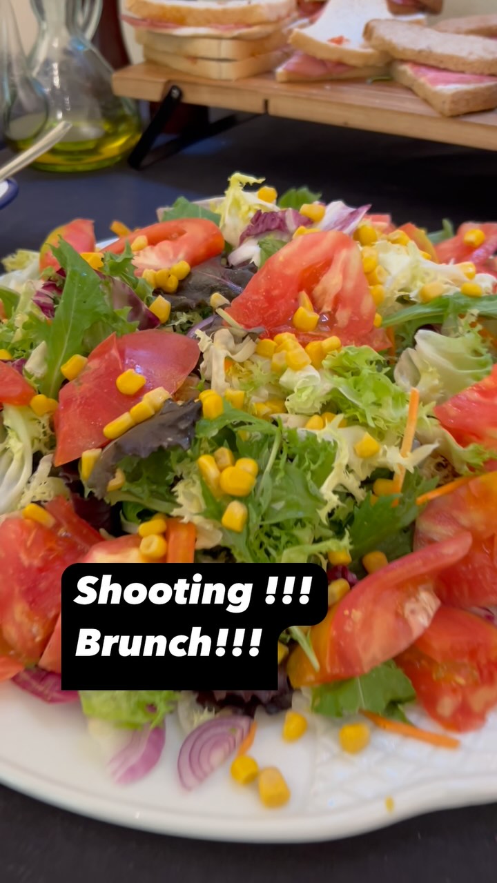 Catering de cine para @elgeraniorojo
Este finde cocinamos en un piso brutal del Eixample para @elgeraniorojo, una productora con mucho flow.
🔥 4 pases de comida para 30 personas, todo servido con el sello de The Fucking Catering.
✨ Espacio espectacular + comida deliciosa = evento memorable.
¿Quieres que tu evento tenga este nivel?
👉 Escríbenos y ponte a la altura.
#TheFuckingCatering #CateringBarcelona #FoodLovers #EventosConEstilo #EixampleVibes #ElGeranioRojo