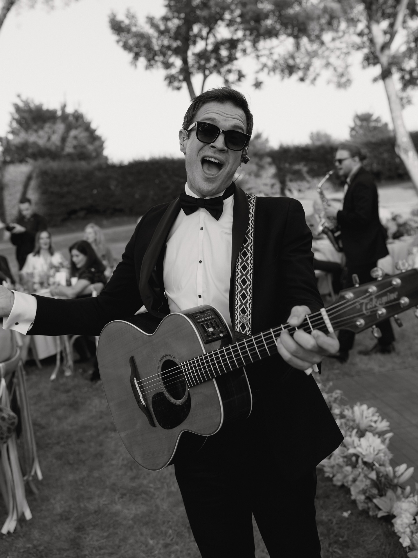 E&M’s dinner reception was a true celebration of love — colorful, vibrant, and overflowing with joy. The atmosphere sparkled, hearts were full, and the incredible @eversomusic lit up the night with music that moved everyone to dance, laugh, and live the moment. A night we’ll never forget 🪩
Planning: @festtagsdesign_weddings @kim.karina.ra
Band: @eversomusic
H&M: @paulaharder_
Flowers: @verleihunddekoration_wedding
Venue: @weissenhaus
Dress: @anwebridal