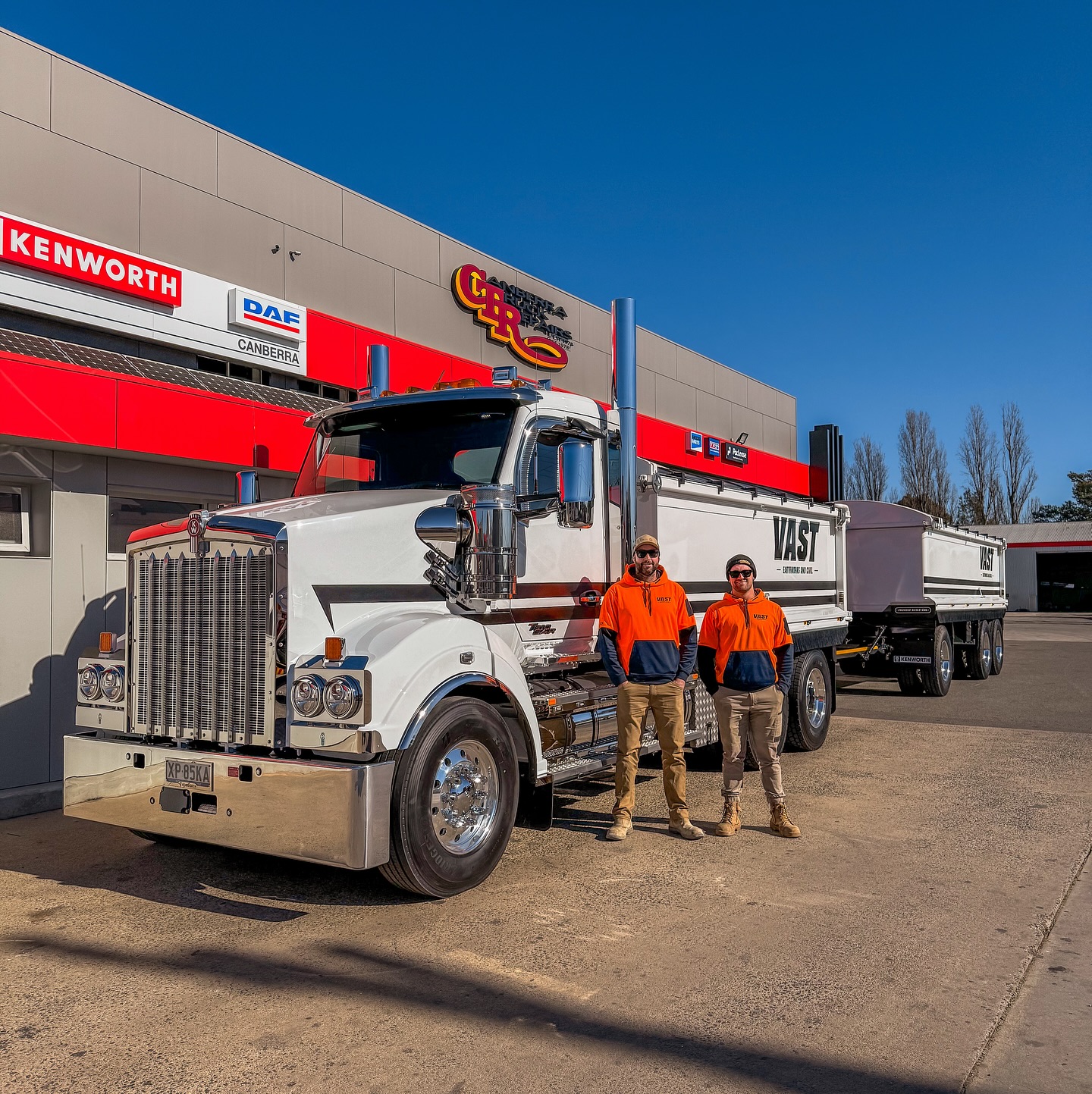 We’re stoked to finally take delivery of our new 610 mud carter 🚛 it’s not cat yellow, but equally as exciting. To actually get a photo of the bosses smiling at the same time may just be proof of this 🤣