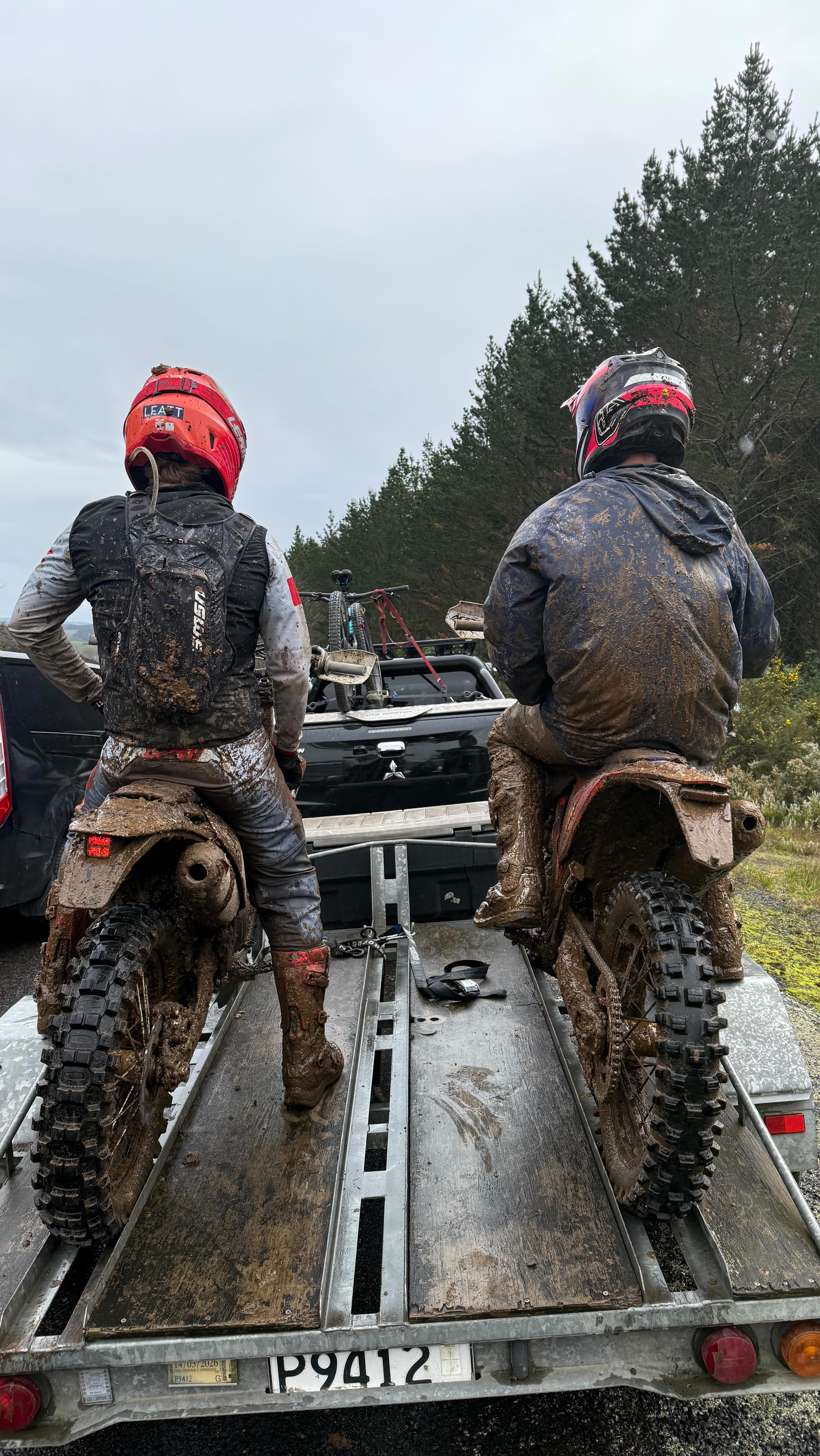 We asked the boys at the race what they thought of the track conditions. Here’s what they had to say…
⚡️muddy
⚡️pants unable to stay up
⚡️slick
Catch @ant_mcgladdery, @the_real_jswizz, @brad_obrien72 and @mitchellgallagher_41 chat about the track.
Want to be apart of the fun? Find us at the next race 🤘🏼⚡️
#dirtbikesnz #dirtbikes #motonutritionnz #thefarm