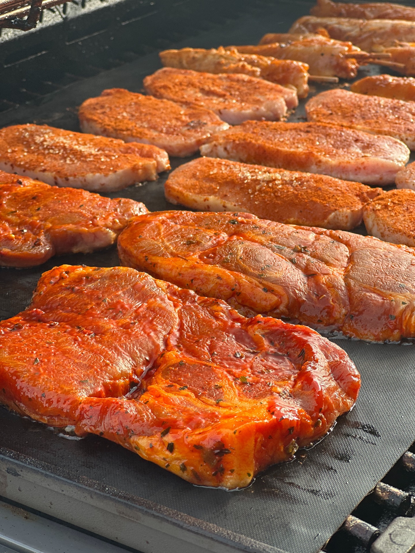 … meine Ellis kamen zu Besuch, kleines Grillerechen….
Fleisch kam vom Schlachter unseres Vertrauens, gewürzt haben wir selber.
Nackensteaks / Minutensteaks / Hähnchenspieße…
… dazu würziges Baquette, Aoli und Gurkensalat.
Schnell, einfach, lecker und alles satt bekommen.
#bbq #steak #fleisch #grillen