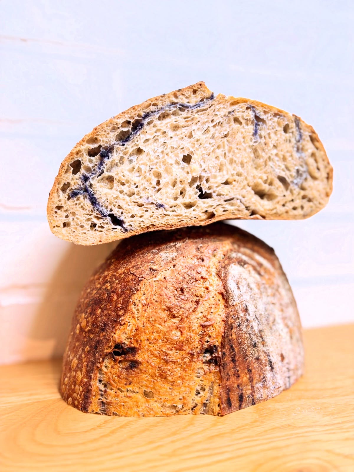 💙Pain Butterfly 🦋
Une miche qui célèbre la beauté du végétal et la magie des fermentations.
Des volutes bleutées traversent une mie alvéolée et moelleuse, comme un courant paisible dans une rivière de blé.
🌿 Teinte 100 % naturelle, obtenue avec la poudre de fleurs de pois papillon, une plante ancestrale cueillie à la main et séchée au soleil en Thaïlande.
🥖 Un pain qui fait voyager les sens, de La Mie à la magie.
#LevainNaturel
#PainArtisanal #ButterflyPeaFlower
#PainColoré #FermentationNaturelle #100%local100%Québécois
#LaMieNomade
#LevainMagique #BoulangeCréative