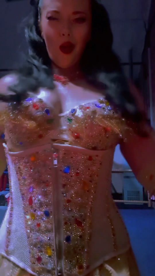 Did I go from classic burlesque swiftly into Justin Timberlake last night? Yes. Yes, I did! I have never hit a triple spin and character change so quick in my life to make out it was an on purpose transition 😂
Last night was a fine example of why performers need to be able to freestyle. Also probably why sound tech should not drink on the job! At least it was an experience, it's been a while since something's gone off script, so I guess I was overdue 😅
#KeepingMeOnMyToes #BurlesqueOnTheFly #ImproviseMyLifeAway #BurlesqueMishaps #ClassicToTimberlake #PlotTwistPerformance