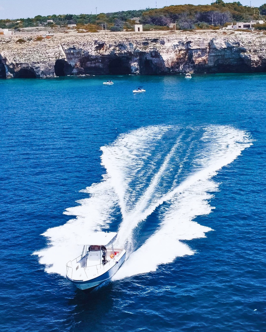 🌊 Voglia di mare senza pensieri?
Con il nostro noleggio con Skipper, tu ti godi il panorama… al resto pensiamo noi!
Zero stress, solo relax, comfort e le meraviglie di Leuca a portata di scafo.
📍Partenze ogni giorno. Prenota ora, il mare ti aspetta.
👉🏼LINK IN BIO
-
#AlexanderLeuca #EscursioniGrotteLeuca #NoleggioBarcheLeuca #SalentoExperience #BarcaConSkipper #VacanzeSalento #BoatTourLeuca