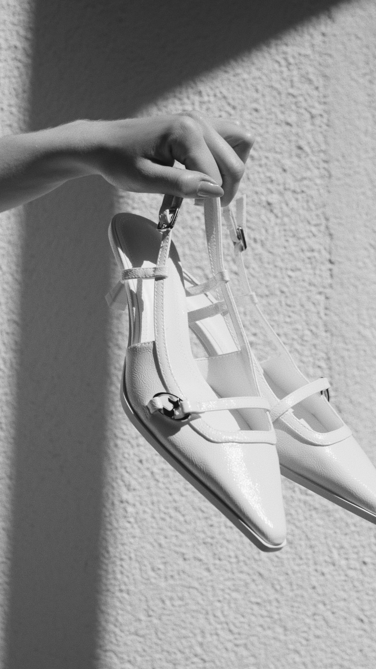 Lépe dvěma než jednomu. Upadne-li jeden, druhý jej zvedne. Běda samotnému, který upadne.
Také leží-li dva pospolu, jak se má však zahřát jeden?
Přepadnou-li jednoho, postaví se proti nim oba. A nit trojitá se teprv nepřetrhne! #svatebnivideo #weddingparty