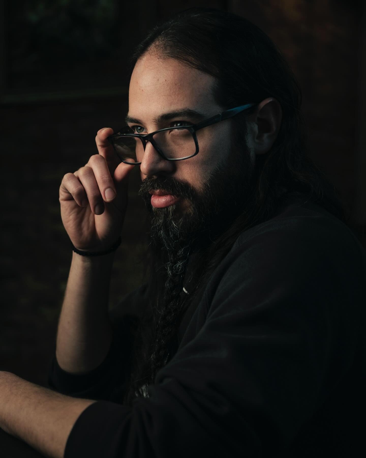 Javier en unos retratos bien low key hechos en la misma tienda, porfavor vean el video para ver como hice estas fotos. @fujifilmx_cl_oficial @tripodes.cl #retratos