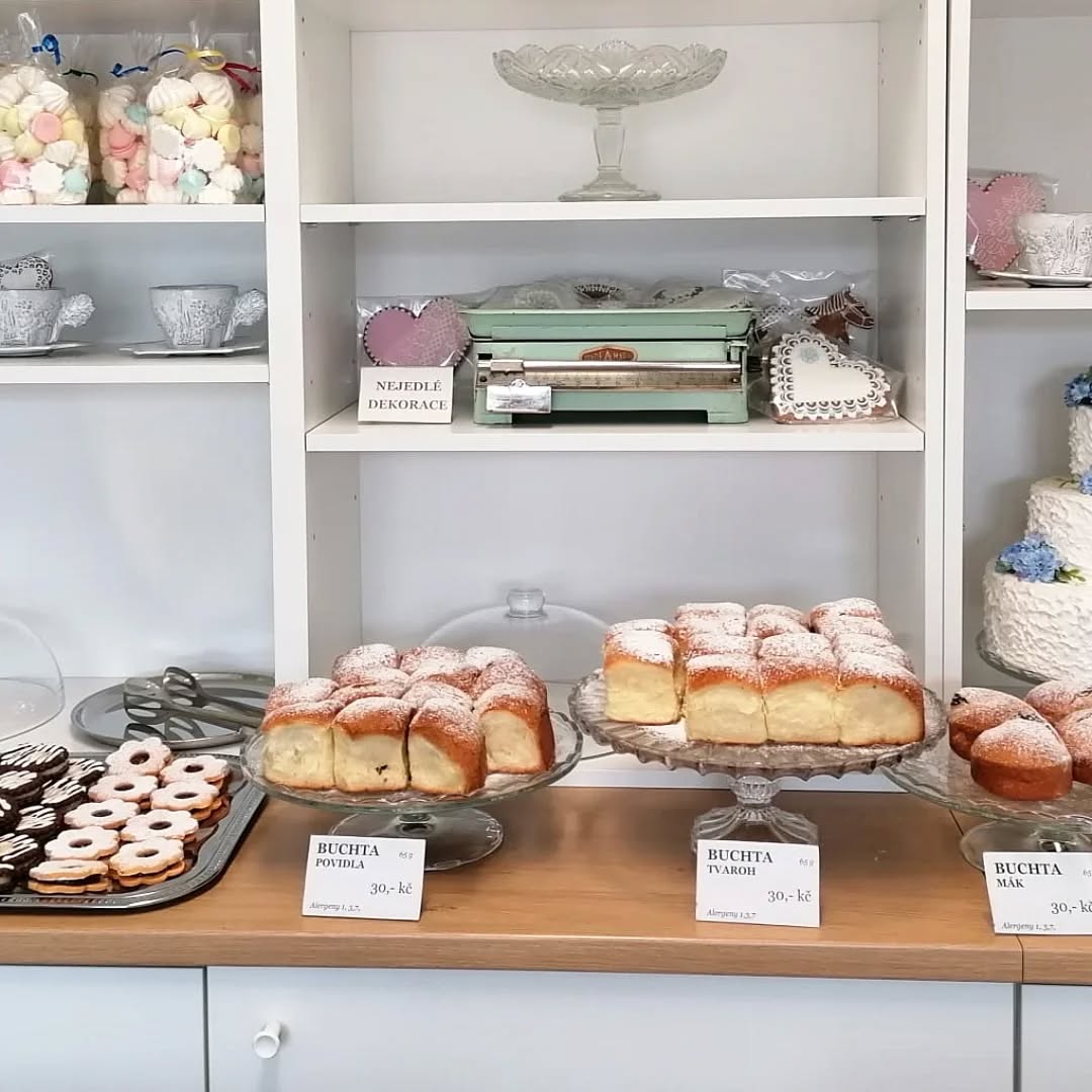 Buchty a čajové pečivo v obchůdku #cukrarstvi #cukrárna #sladkepohladi