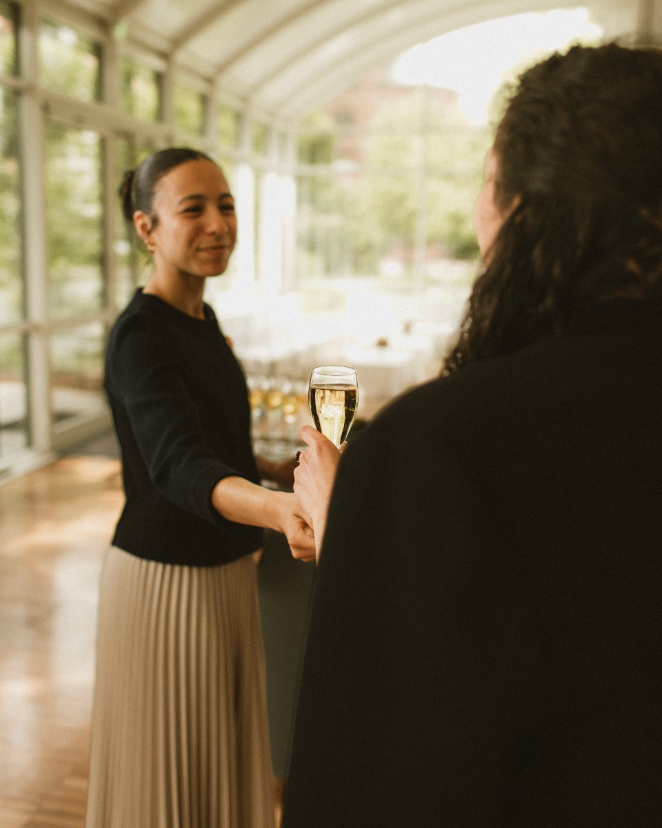 Chez Traiteur M, l’élégance est aussi dans le geste.
Et toujours dans le sourire.
#TraiteurMariage #ArtDeRecevoir #ServiceÉlégant #CuisineRaffinée #TraiteurM #MariageGastronomique