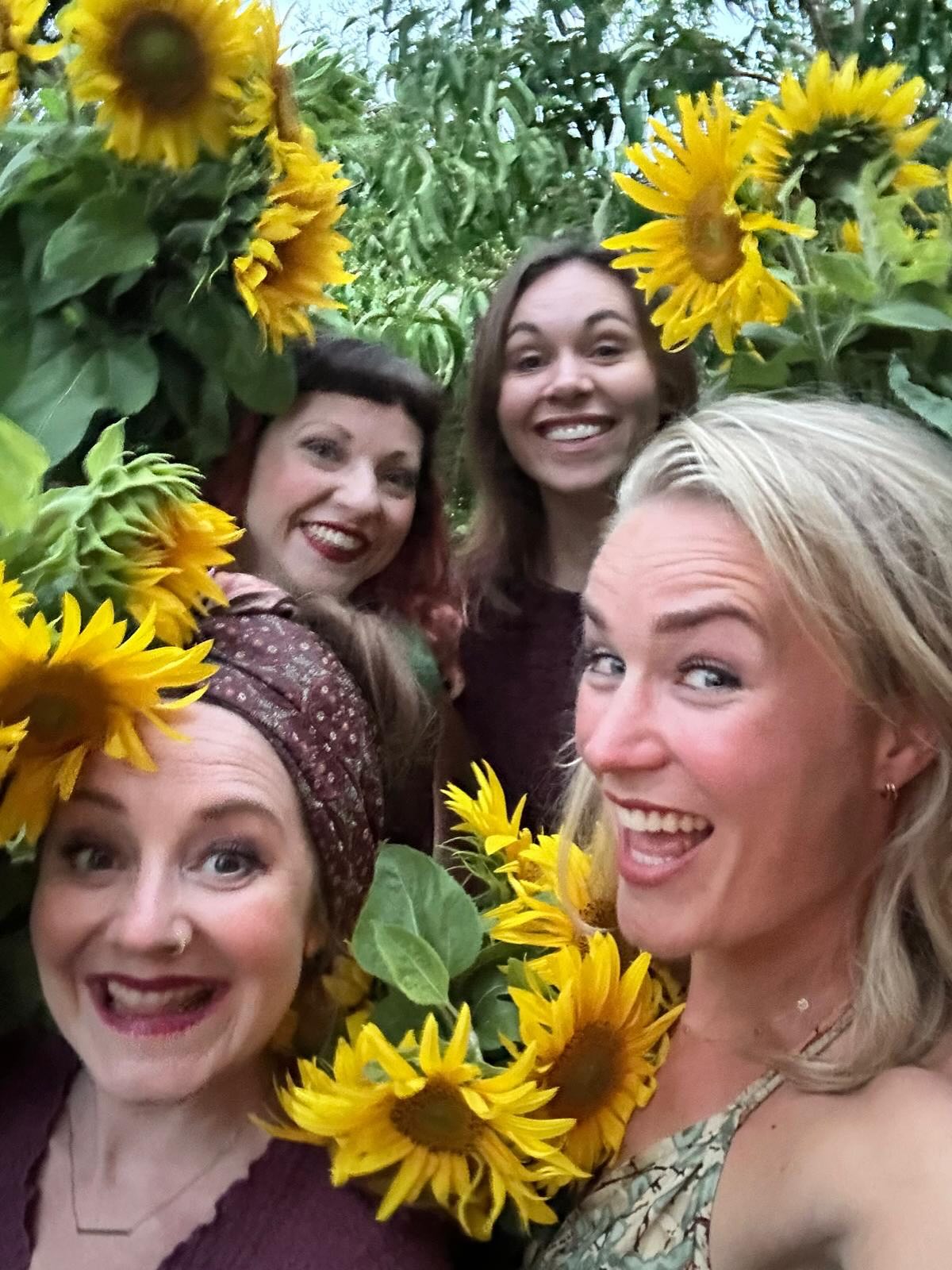 Wij kregen zonnebloemen! De gastheer kwam, na ons optreden, met grote bossen 🌻 voor ons aanzetten, geknipt uit eigen tuin!
En niet zomaar een tuin! @nico_wissing won de gardening worldcup en dát was te zien in hun prachtige tuin, waar wij mochten zingen vanavond. Wauw! Zo’n mooie plek, zo’n warm ontvangst en zooooo’n leuk optreden!
#optreden #zonnebloem #dmmdw #ivyvocals #meerstemmig #closeharmony #vocals #zingen #zang #tuin #garden