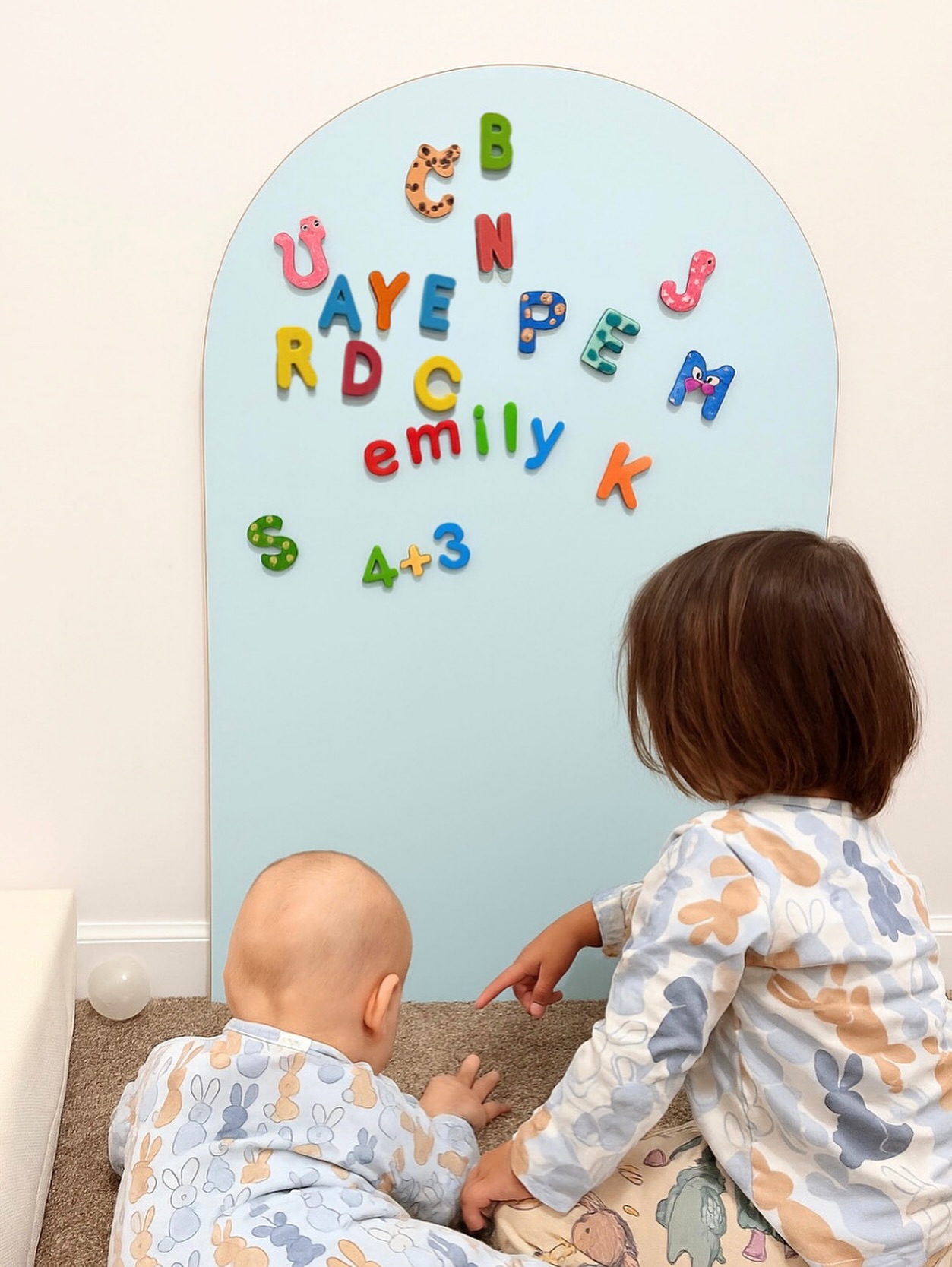 Groß & Klein lieben sie! 🧲✨ Unsere Magnettafel bringt Spielspaß für Baby & Vorschulkind - kreativ, pädagogisch & alltagstauglich..
🔗www.playnino.de
#Magnettafel #spielendlernen #playnino #geschwisterzeit #babyspielideen #kreativmitkindern
#montessoriathome