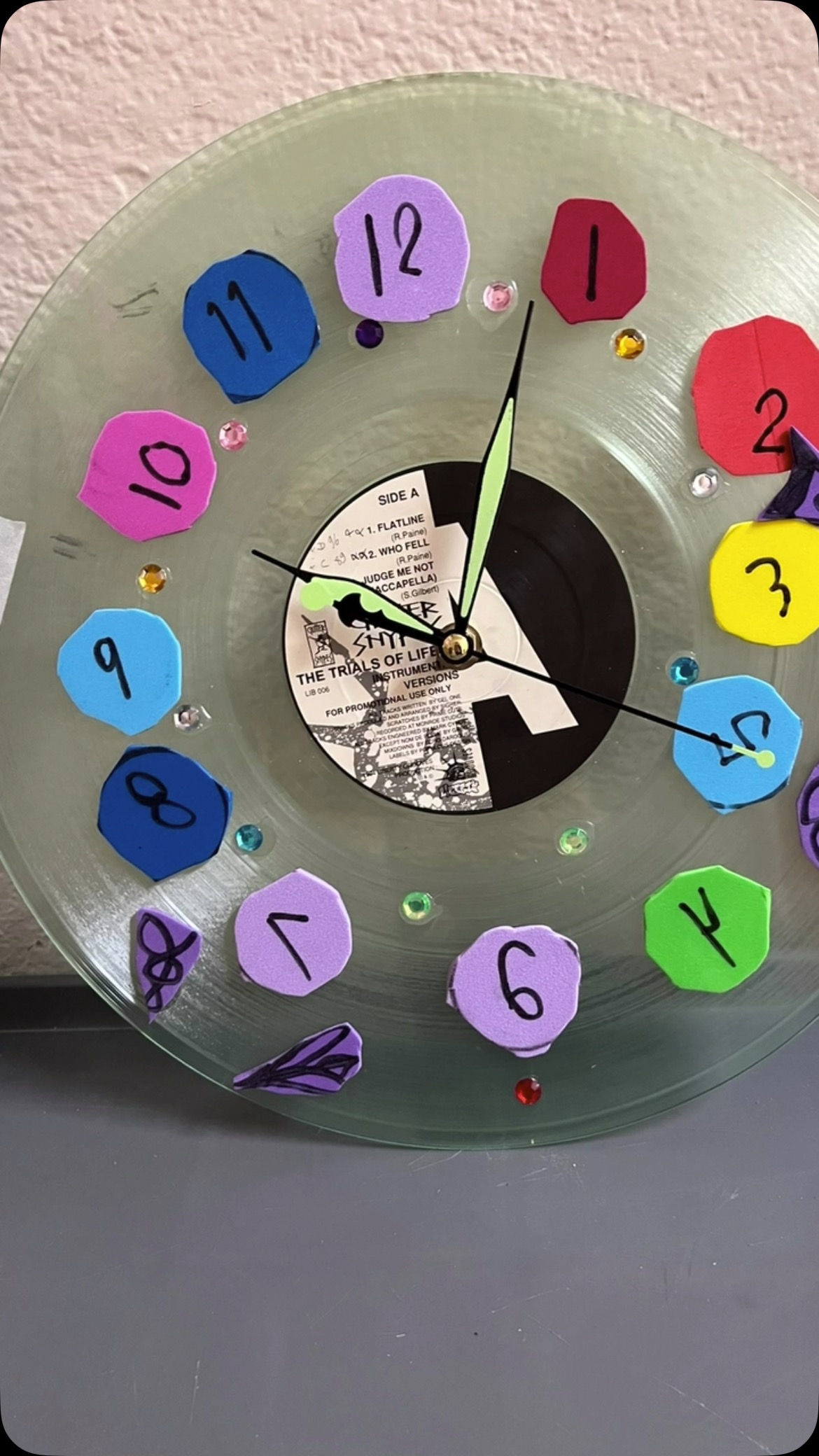 We made clocks!!! Among the many things created this week, clocks were on the schedule for camp. They were fun to make and the kids have an opportunity to learn to tell time on an analog clock. Win! Win! #alamedaarts #alamedaartsfun #alamedacalifornia #kidsart #artforkids #summercamp