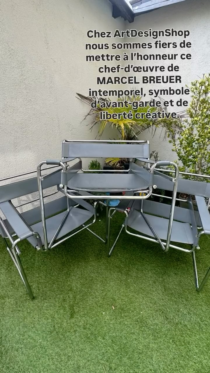 Conçu en 1925 par Marcel Breuer alors qu’il n’a que 23 ans, le fauteuil Wassily incarne l’audace et l’innovation du mouvement Bauhaus. Inspiré par la structure légère d’un cadre de vélo, Breuer révolutionne le mobilier en introduisant l’acier tubulaire dans le monde du design.
Minimaliste, graphique, presque flottant, ce fauteuil casse avec les formes massives du passé. Son assise tendue en cuir ou toile, suspendue dans une structure aérienne, crée une sensation de légèreté inédite à l’époque.
Derrière sa sobriété apparente se cache une véritable rupture : un manifeste en faveur de la fonctionnalité, de l’élégance industrielle et de la démocratisation du design.
Aujourd’hui encore, le fauteuil Wassily traverse les époques sans jamais perdre de sa modernité. Un classique absolu, toujours aussi puissant dans son langage visuel.
#FauteuilWassily #MarcelBreuer #DesignIcon #BauhausSpirit #Modernisme #FurnitureDesign #ArtAndDesign #Intemporel #ChicIndustriel#france🇫🇷 #designer
