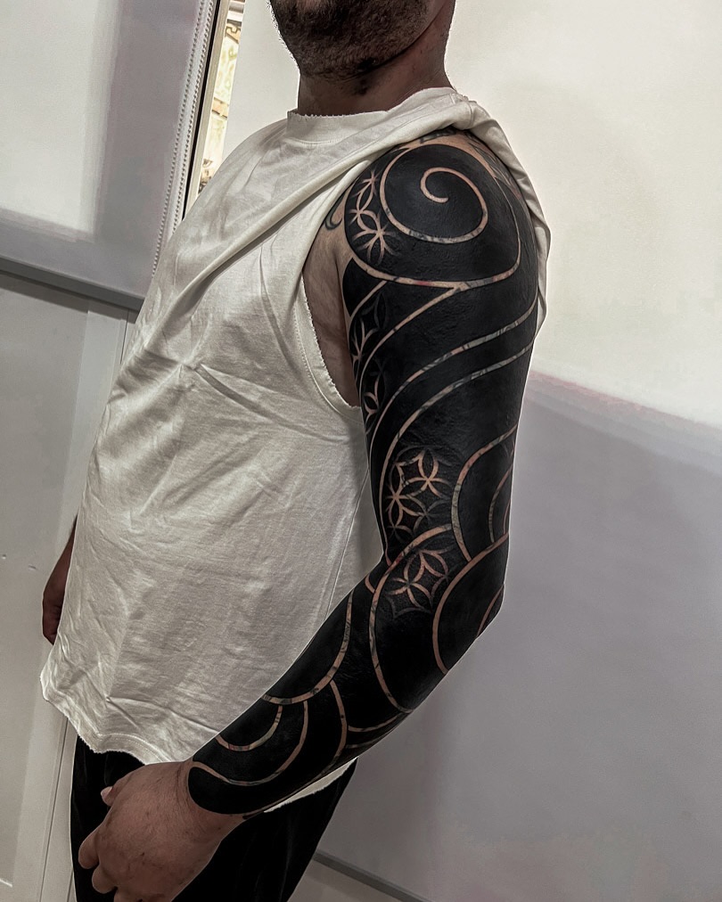 🖤 A full sleeve blastover — bold circles, clean flow, and full commitment.
Old ink? Buried under geometry that actually fits.