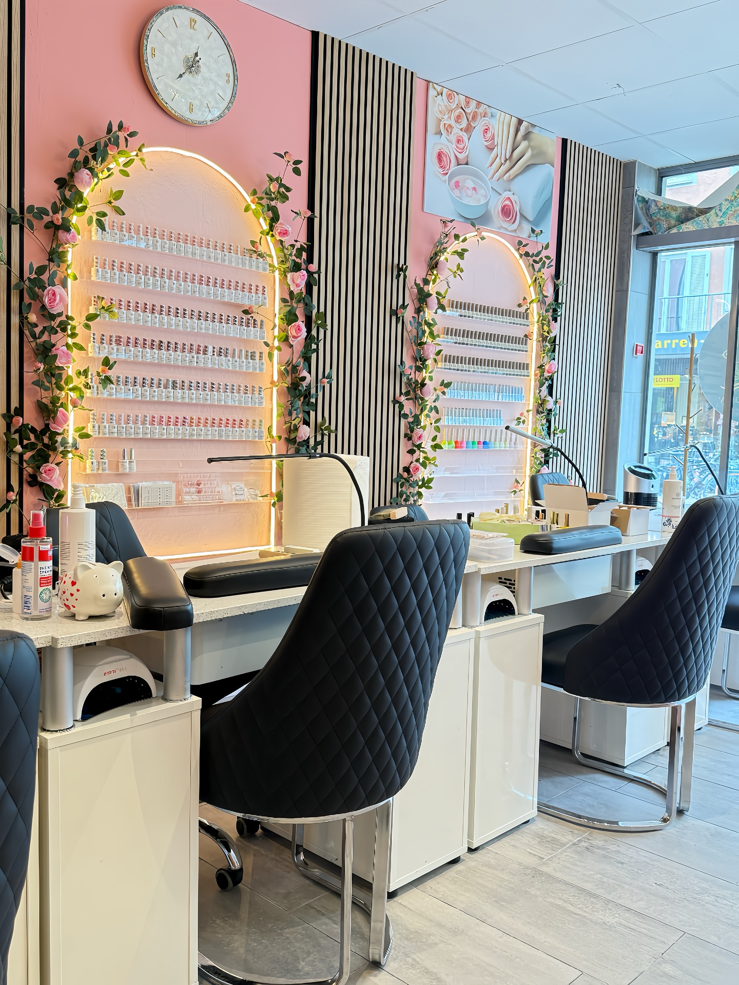 🎉 💖 -30 % Rabatt & viele Geschenke zur Eröffnung! 💖 🎉
🎀 ✨ Grand Opening Mymy Beauty Friedrichshafen ✨ 🎀
Willkommen im neuen Luxus-Beauty-Studio im Herzen von Friedrichshafen! 🌸
Erlebe eine elegante Welt in Rosa – Schwarz – Gold und gönn Dir einen Verwöhnmoment mit:
💅 Hochwertige Maniküre & Pediküre mit Premium-Materialien
🌸 Verwöhnende Gesichtsbehandlungen für strahlende Haut
🌿 Wohltuende Kräuter-Kopfmassage für absolute Entspannung
✨ Neben -30 % Rabatt warten viele weitere Eröffnungsangebote & Geschenke auf Dich! ✨
Alle unsere Produkte und Werkzeuge sind hochwertig & professionell, für Deine perfekte Beauty-Auszeit.
📅 Eröffnungszeitraum: 21.07. – 21.08.2025
📍 Adresse: Karlstraße 36, 88045 Friedrichshafen
🌐 Online-Termin: mymybeauty.de
📲 WhatsApp: 0155 6331 3186 – Jetzt schreiben & Termin sichern!
👉 Die Plätze sind begrenzt – sei eine der Ersten, die unser luxuriöses Ambiente genießen!
#MymyBeauty #Friedrichshafen #GrandOpening #BeautySalon #30ProzentRabatt #PremiumBeauty
#nägel #gesichtsbehandlung #headspa #pediküre #bodensee