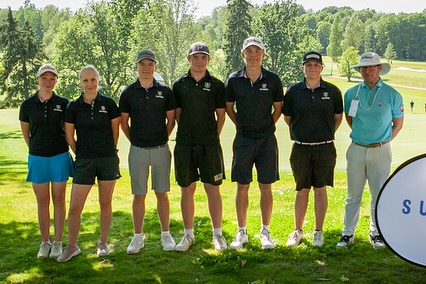 Juniorien joukkue-SM:t vuosimallia 2025
2 kertaa tie on päättynyt karsintoihin, mutta tänä vuonna Lakistosta jatkoon. Kuvien joukkueen lisäksi karsinnoissa pelasi @henri.alatauriala ja @kerttugolffaa. Koko Suomesta 16 joukkuetta pelasi itsensä Talissa pelattaviin finaaleihin. Pelkkä finaaliin pääsy oli jo hyvä ja uusi saavutus Gumbölen seuralle.
Ensimmäisenä finaalipäivänä vuorossa oli lyöntipeli, jonka perusteella joukkueet lajiteltiin sijoihin 1-8, 9-12 ja 13-16. Lyöntipeli riitti lohkoon 9-12.
Kisan kahteen viimeiseen päivään pelimuoto vaihtui reikäpeliin. Tokana päivänä vastassa oli Nokia River Golf. Foursome-parilla, Aamoksella ja Fiinalla, oli hurja puttipäivä ja voittivat matsinsa. Joonalla oli myös pelivaihde päällä pelaten 11 reikää 3 alle paarin. Hän voitti oman ottelunsa 8&7!!! Kokonaistilanteessa pelit päätyivät Nokiaa vastaan 2-2. Jatkoreiälle, Talin 18. reiälle, Jenni ja minä valitsimme Maxin tykittämään lyöntipituudellaan. Niin sitten kävikin, että greenin taakse lyöty kakkoslyönti ja siitä seurannut hyvä chippi lähelle johtivat birdieen ja Gumbölen voittoon Nokiasta. Näinpä perjantaille jäi pelattavaksi sijoista 9 ja 10.
Perjantaina vastaan tuli Jyväs-Golf. Heillä oli peli-ilme isosti päällä. Gumbölen peli ei osunut lankulle, vaikka pelurien yrittäminen jatkui hienosti loppuun asti. 10. sija on hieno saavutus!
Kaiken kaikkiaan tämä oli opettavainen ja kasvattava viikko niin valmentajille kuin pelaajillekin. Taas on selkeämpi kuva siitä, mitä kunkin pelaajan kanssa tulee kehittää. Taidamme olla entistä useammin näissä peleissä jatkossa mukana, täytyy mm. huolehtia siitä, että reikäpeliä treenaamme enemmän!
Kiitos joukkueelle!
Kiitos seuralle!
Kiitos @diswestgolf nopeasti paitatoimituksesta!
Kiitos @marika.hoo joukkuekuvasta!