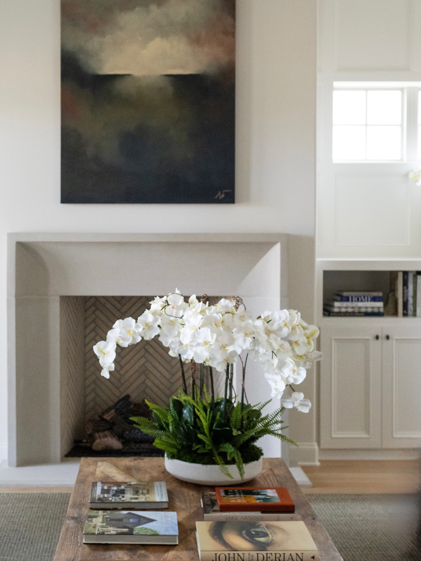 Moody, soft, and quietly dramatic〰️this main living space proves that restraint can be the boldest move of all. The herringbone firebox detail adds just enough texture to whisper luxury without ever needing to shout.
Builder: @dickensbuilt
Photography: @jennifer.saltsman.photography
Artist: @wellonart
#homedesign #interiors #interiordesign #art #design #designinspiration #customhome #customhomedesign #interiordetails #interiordesigner #tennessee #home