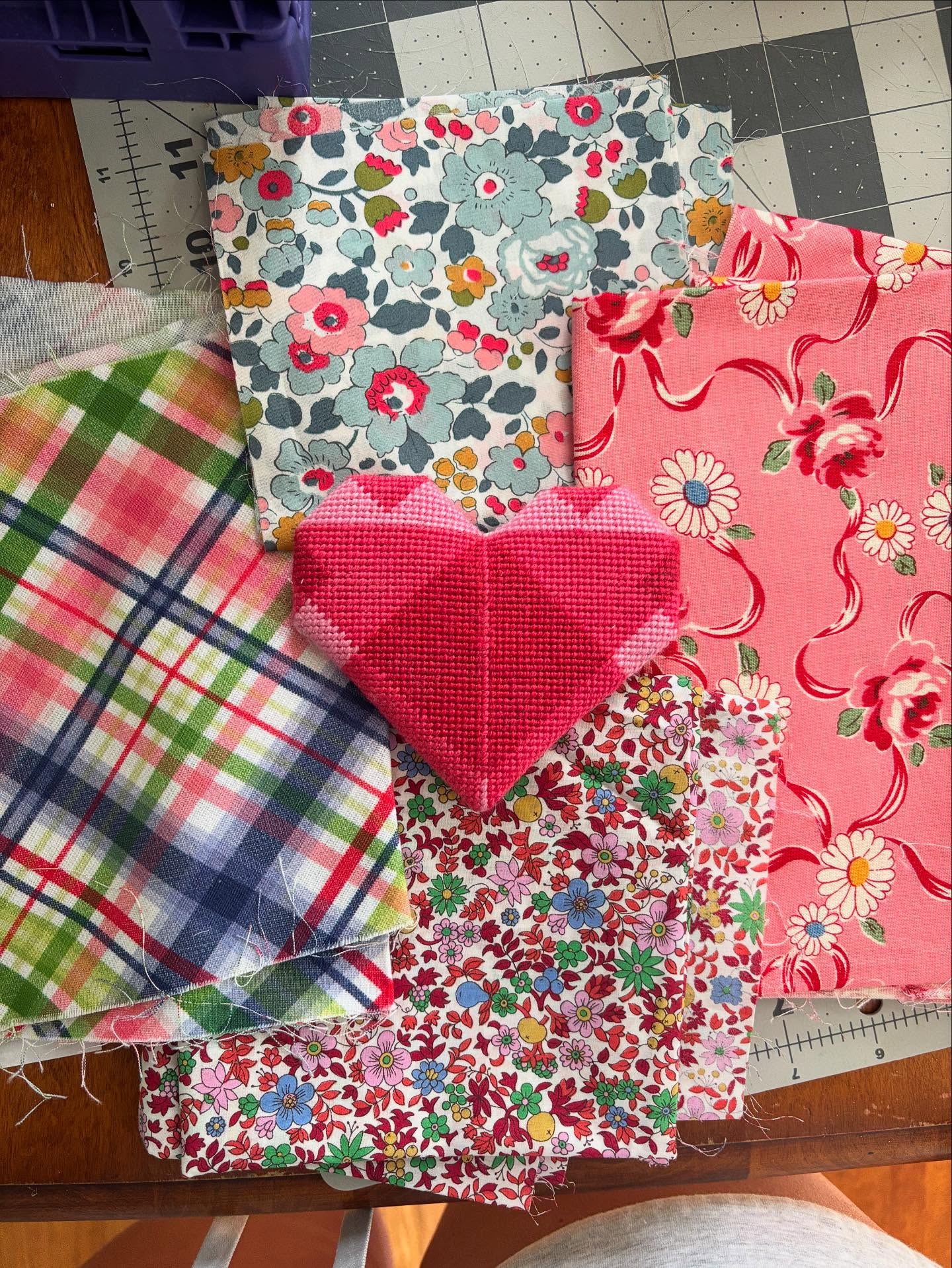 Ain’t no stash like the Bateswood stash.
When you send your canvases to me without fabric to be finished, you get 4 options from the stash: almost all cotton, patterned, and complimentary. All following the Bateswood mantra, More is More.
Have your heart set on a particular fabric? No problem, just send it in with your canvas 😘