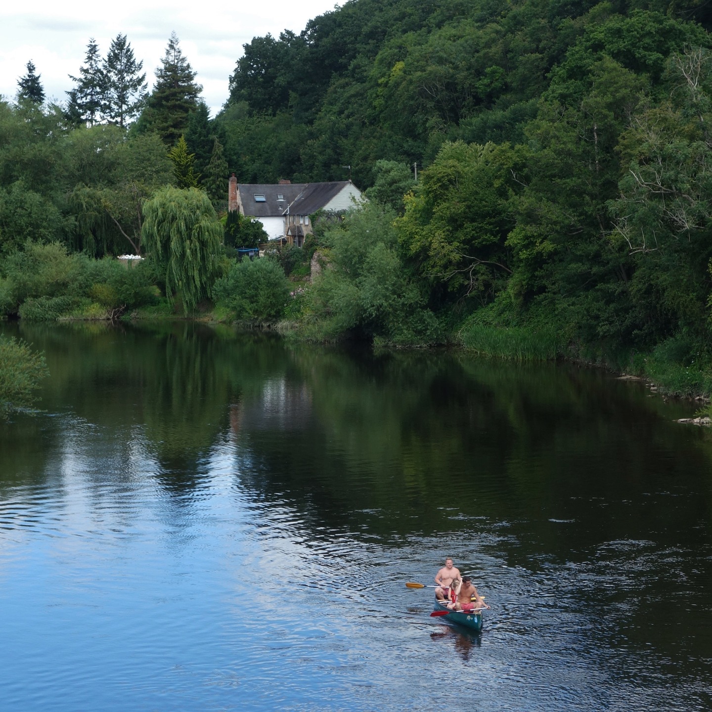 A local stretch of the Wye to me between the Bunch of Carrots and Mordiford - some people mellowing out on the river. I see a lot of people on the Wye - they come from as far as Hay and Glasbury further up. I love to see it. #wye #wyevalley #riverwye #canoeing #wyecanoe