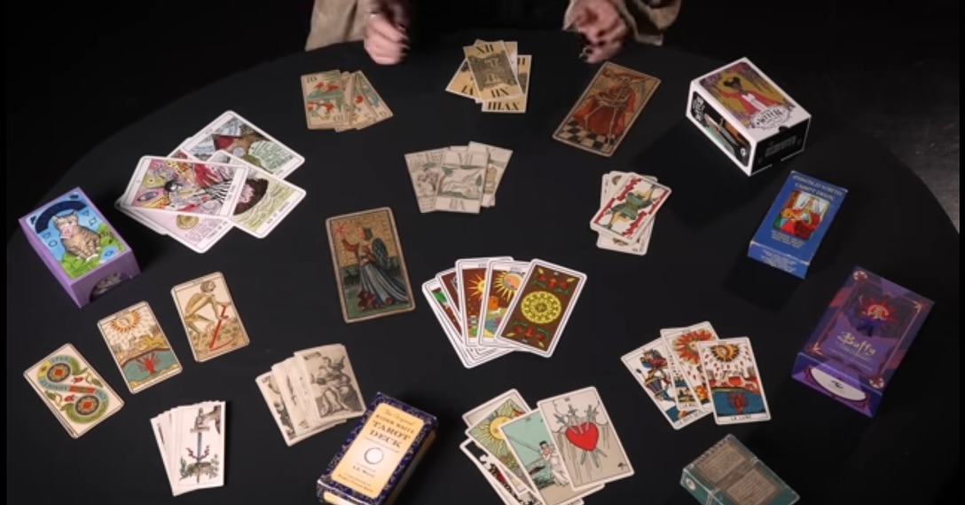 The @vamuseum YouTube channel just dropped a brilliant video on the tarot decks in their collection, it’s about time a museum began exploring their symbolic vocabulary, rather than (albeit rightly) focusing only on the cards artistic and historical value. I’ll be bringing all the decks mentioned to TAROT CAFE tomorrow @meetus_atlanstefan in Launceston, including a stunning ‘Minchiate’ reproduction by Milan’s legendary @ilmeneghelloedizioni . We won’t be holding hands… but we will be drinking plenty of tea. Come for the cards, stay for the conversation.
Dropping the YouTube link in my stories, to save a spot for Tarot Cafe, head to the link in Bio or DM 😘