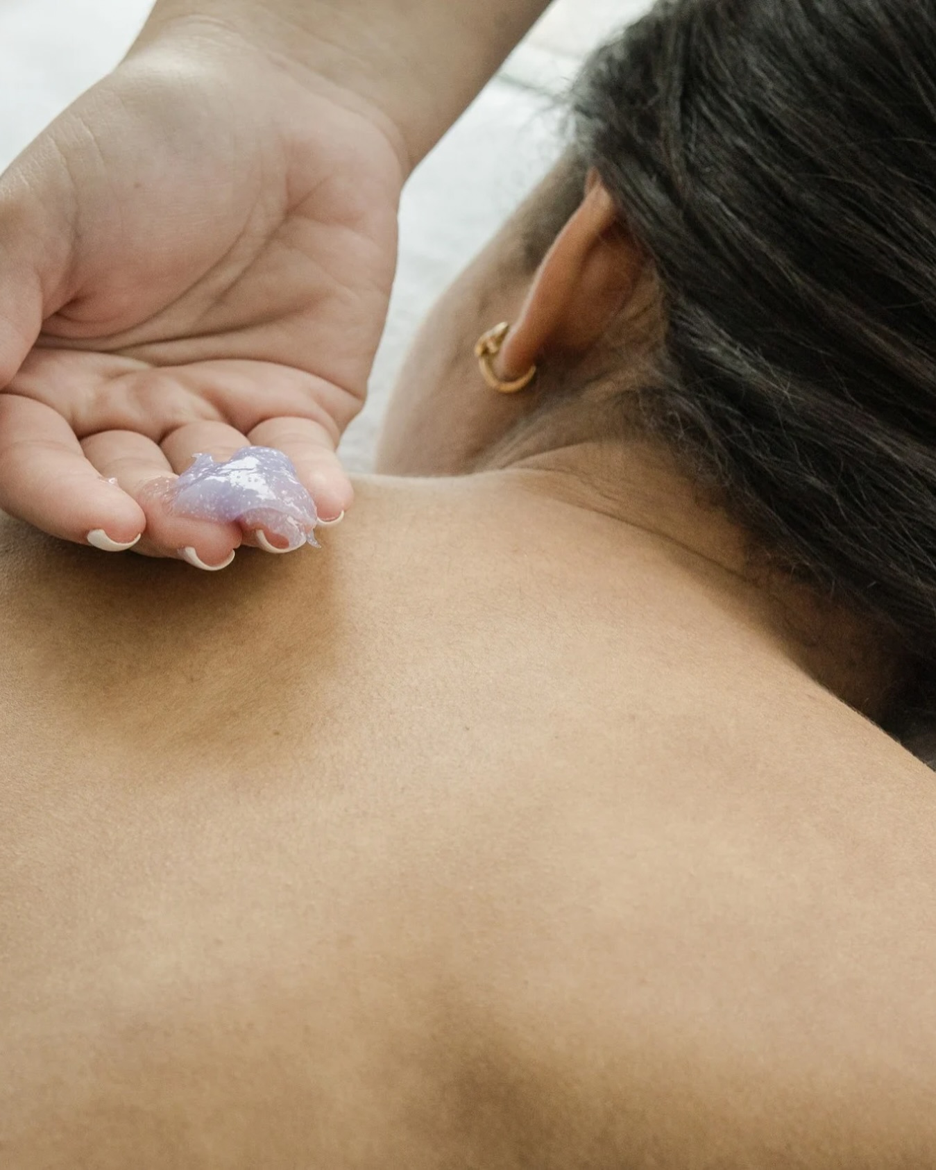 💜 Ritual de Lavanda – Un descanso para cuerpo, mente y alma
Déjate envolver por la calma de la lavanda en un ritual diseñado para liberar el estrés, suavizar tu piel y renovar tu energía interior.
🌿 Exfoliación aromática + masaje relajante + compresas tibias + infusión herbal.
✨ Vive una experiencia sensorial profundamente restauradora.