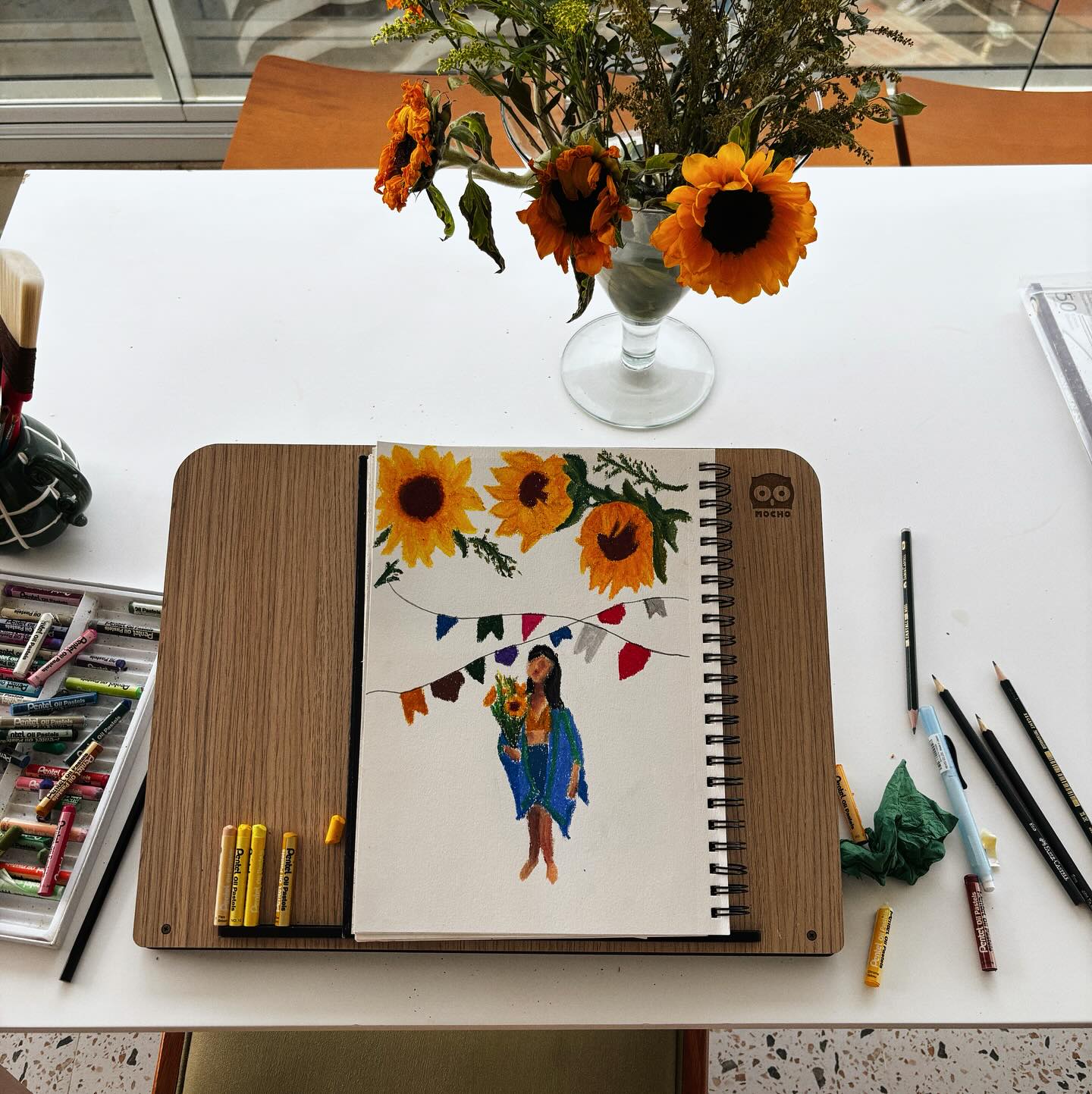 Estive sumida daqui e, de fato, não produzi muito. Mas finalmente acho que perdi o medo do sketchbook nesse primeiro semestre de 2025.
1. Giz pastel
2. Acrílica em papel
3. Monet em diferentes poses em guache
4. Pintura final do curso de guache da @brunnamancuso
5. Retrato monocromático pro curso de guache
7. + exercícios! Tenho um carinho especial por essa página
8. Exercício dificílimo de cores
9. Paletinha
10. Exercício de desenho de rosto
Quem sabe movimentando aqui, movimento mais as tintas também 🤍
