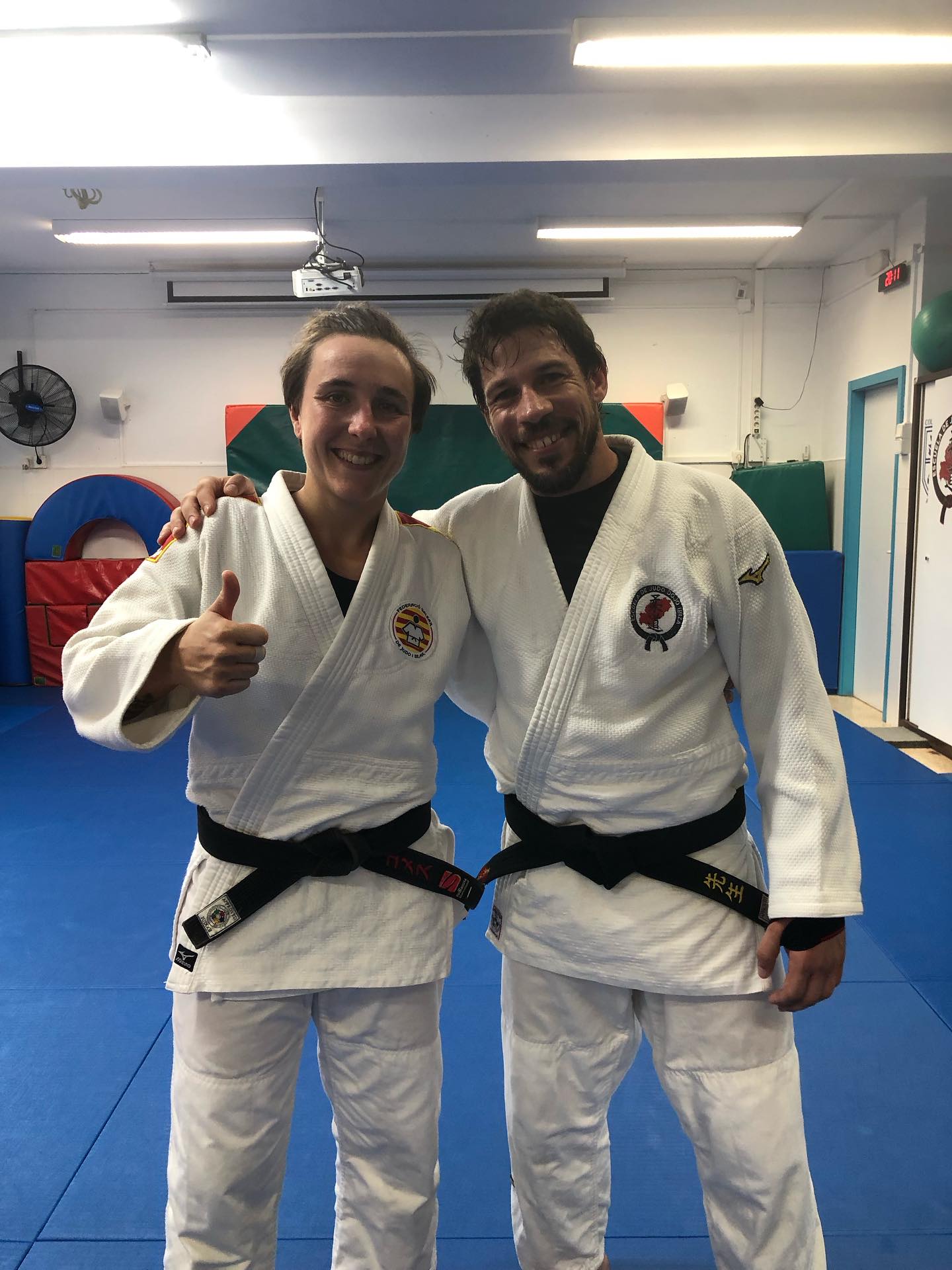 El judo te permite cruzarte con personas maravillosas, de las que te marcan. Es el caso de @uxueurkia , llego al club hace 5 años y se ha convertido en una de las judokas más queridas por tod@s, tanto por su judo de calidad como por su forma de ser. Con pocas personas de disfruta tanto haciendo judo. Ayer nos despedimos de ella, se marcha a Donosti, vuelve a casa con su familia y solo podemos desearle lo mejor en esta nueva etapa. Aquí en Ibiza deja su otra familia y su otra casa, donde la seguiremos esperando con las puertas abiertas y esperamos verla pronto de nuevo. Gracias Uxue por todo lo que has aportado a este club, a esta familia. Te echaremos mucho de menos!