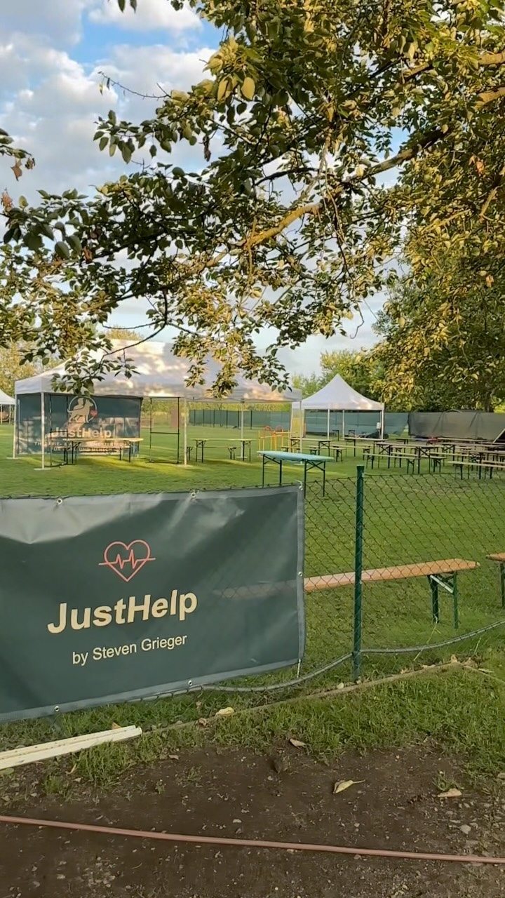 🌞🐾 Sommer, Sonne, Hundeglück! 🐶💖
Letzten Samstag fand unser allererstes Sommerfest statt! 🤩
Ein Tag voller Freude, Liebe und gemeinsamer Momente mit unseren treuen Vierbeinern. 🐕✨
Der Aufbau war in vollem Gange – überall entstanden kleine Abenteuer. Es war schön zu sehen, wie unsere Hundeschule zu einer großen Familie wurde, in der jeder Hund und jeder Mensch willkommen ist. 💕🎉
📹 @vanessa.lsn
#justhelpberlin #hundeschule #dogschool #dogtraining #hundetraining #hundeglück #berlin #großbeeren #hundeliebe #sommerfest2025 #sommer2025