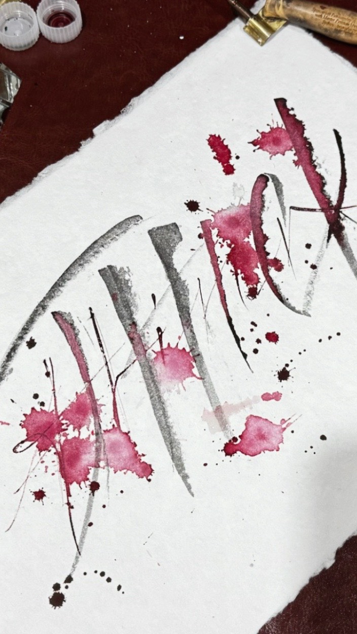 ๐ฒ๐ฏ๐ค๐ค๐ฃ๐ก๐ ๐ซ๐ซ ๐ณ๐ ๐ช๐ค๐ฎ๐ต๐ค๐ฑ | This is where I landed. ๐๐ฎ๐๐ฒ ๐๐ผ๐ ๐ฒ๐๐ฒ๐ฟ ๐๐ฟ๐ถ๐ฒ๐ฑ ๐๐ผ ๐ณ๐ผ๐ฟ๐ฐ๐ฒ ๐๐ผ๐บ๐ฒ๐๐ต๐ถ๐ป๐ด ๐๐ผ ๐ฏ๐ฒ ๐ฝ๐ฒ๐ฟ๐ณ๐ฒ๐ฐ๐, ๐ผ๐ป๐น๐ ๐๐ผ ๐ฟ๐ฒ๐ฎ๐น๐ถ๐๐ฒ ๐๐ต๐ฒ ๐ฝ๐ฟ๐ฒ๐๐ถ๐ผ๐๐ ๐๐ฒ๐ฟ๐๐ถ๐ผ๐ป ๐๐ฎ๐ ๐๐ต๐ฒ ๐ผ๐ป๐ฒ ๐๐ต๐ฎ๐ ๐ณ๐ฒ๐น๐ ๐ฟ๐ถ๐ด๐ต๐?
For this last day, I didnโt start with a plan....
Just a moment of movement, I needed to get out.
At first I used Hunt 101 on this handmade paper, it didn't go as I wanted, and then I decided to change the tool. I used Brodyโs @brody_neuenschwander Ruling pen with a Japanese ink stick to write โTHICK.โ It felt that it missed something. Then, I wrote โthinโ over the top with a Hunt 101 and Herbin Red, fast and without hesitation -- forgot that it didn't work. I added drops of ink with a brush.
Then a water dropped - again. The marks left behind were unintentional, I let the water do what it wanted. I realised that sometimes it's not you, sometimes you need adapt the tools you use, the pointed pen in fast speed was not meant to be used on the rough handmade paper.
--- Earlier today, I was working on a client project using that same paper.
I made a mistake.
Then a spelling error.
Tried to fix it. Failed.
Redid the whole thing.
And yet, I liked the first version best.
That seems to be the pattern lately.
The more I try to get it โright,โ
the more I come back to the first thing I felt.
Who can relate to this?
This week has been a lot of thingsโformal, fluid, messy, reflective.
It reminded me that calligraphy isnโt only about control. ๐๐โ๐ ๐ฎ๐ฏ๐ผ๐๐ ๐น๐ถ๐๐๐ฒ๐ป๐ถ๐ป๐ด. And thatโs the kind of things that we will learn in my in-person ๐๐ผ๐๐ป๐ฑ๐ฎ๐๐ถ๐ผ๐ป ๐๐ผ ๐ฃ๐ผ๐ถ๐ป๐๐ฒ๐ฑ ๐ฝ๐ฒ๐ป class. In September. It's about listening, feeling, the pressure and release movement.
Thank you, @speedball_calligraphy , for the space to explore. And thank you to everyone who followed along.
๐๐ฒ๐ ๐๐ต๐ฒ ๐ถ๐ป๐ธ ๐ฟ๐ฒ๐บ๐ฒ๐บ๐ฏ๐ฒ๐ฟ.
#speedballtakeover #marthascribes #rulingpen #hunt101 #japaneseink #herbinred #handmadepaper #calligraphyexpression #pressureandrelease #calligraphy #calligraphyjourney #modernscribe #lettinggo #markmaking #calligraphymistakes #scribesandsoul