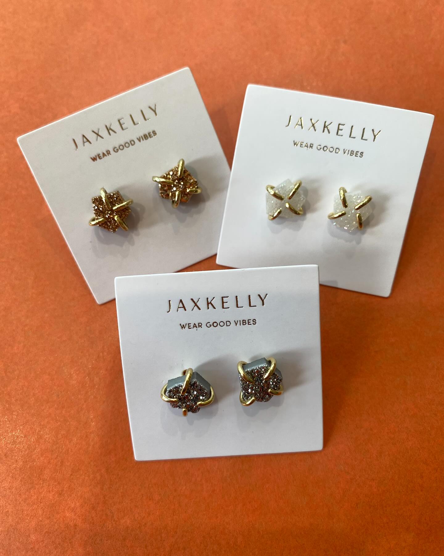 Know what a druzy is? These little sparkling earring are a crystalized quartz. These tiny mineral crystals give the appearance of grains of sugar.✨✨✨✨
#crystal #druzy #druzyjewelry #sugar #earrings