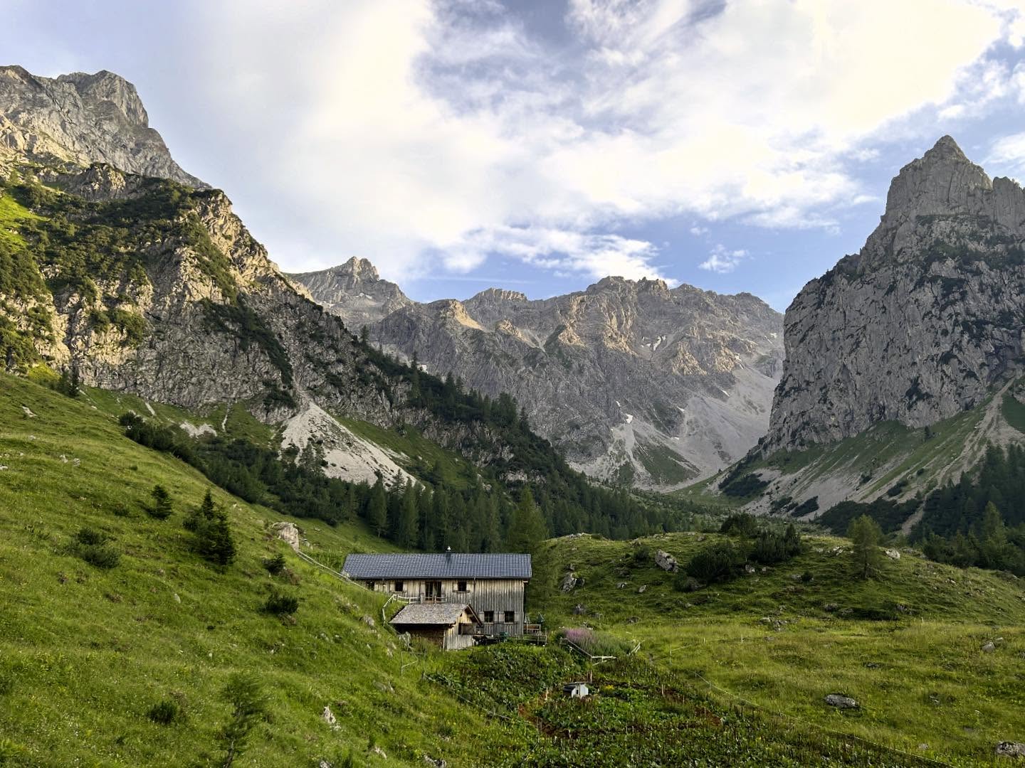 Manchmal braucht es nicht viel – nur frische Bergluft, Ausblicke und das Gefühl, ganz bei sich zu sein. 🌿⛰️
Die Natur spricht leise – aber wenn man zuhört, sagt sie alles.
#Bergliebe #Naturgenuss #Auszeit #Höhenluft #MindfulMoments #sarotlahütte #berghütte #rätikon #vorarlberg #hüttenleben #einfachsein #hüttenzauber #alpenliebe #wanderlust #slowtravel #alpenvereinshütte #alpenverein #alpen #alpenliebe #bergliebe #mountainvibes #hüttenzauber #wanderlust #natur #naturliebe #bergwelten #genießen #naturpur #sarotlatal #brandnertal #wandernmachtglücklich #hikingadventures
