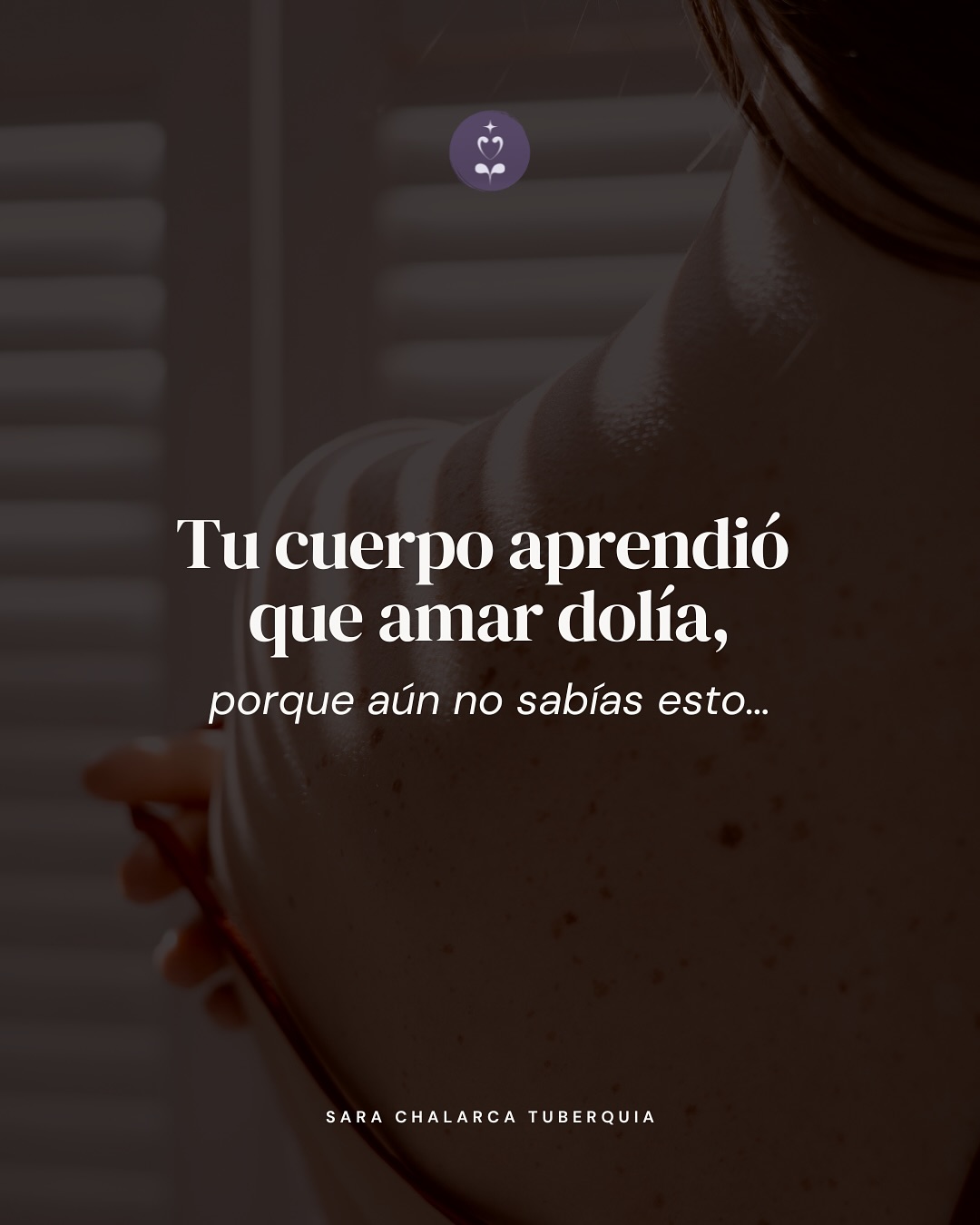 ¿Te ha pasado que justo antes de amar… huyes?
¿Que tu cuerpo se cierra, aunque tu alma desea profundizar con una pareja?
Hablé de eso que nadie nos dice:
Que a veces no es que no queramos amor…
es que nuestro cuerpo aprendió que amar dolía.
Si alguna vez desapareciste justo antes de abrirte, si te cuesta confiar, entregarte, elegirte, si siempre estás buscando lo malo en el otro para no comprometerte, o si las relaciones “nunca te duran”… este episodio es para ti.
Hoy hablo de todo esto en el nuevo episodio de mi podcast:
💔 “A veces amar se siente como morir”
Coméntame AMAR y te lo envío.