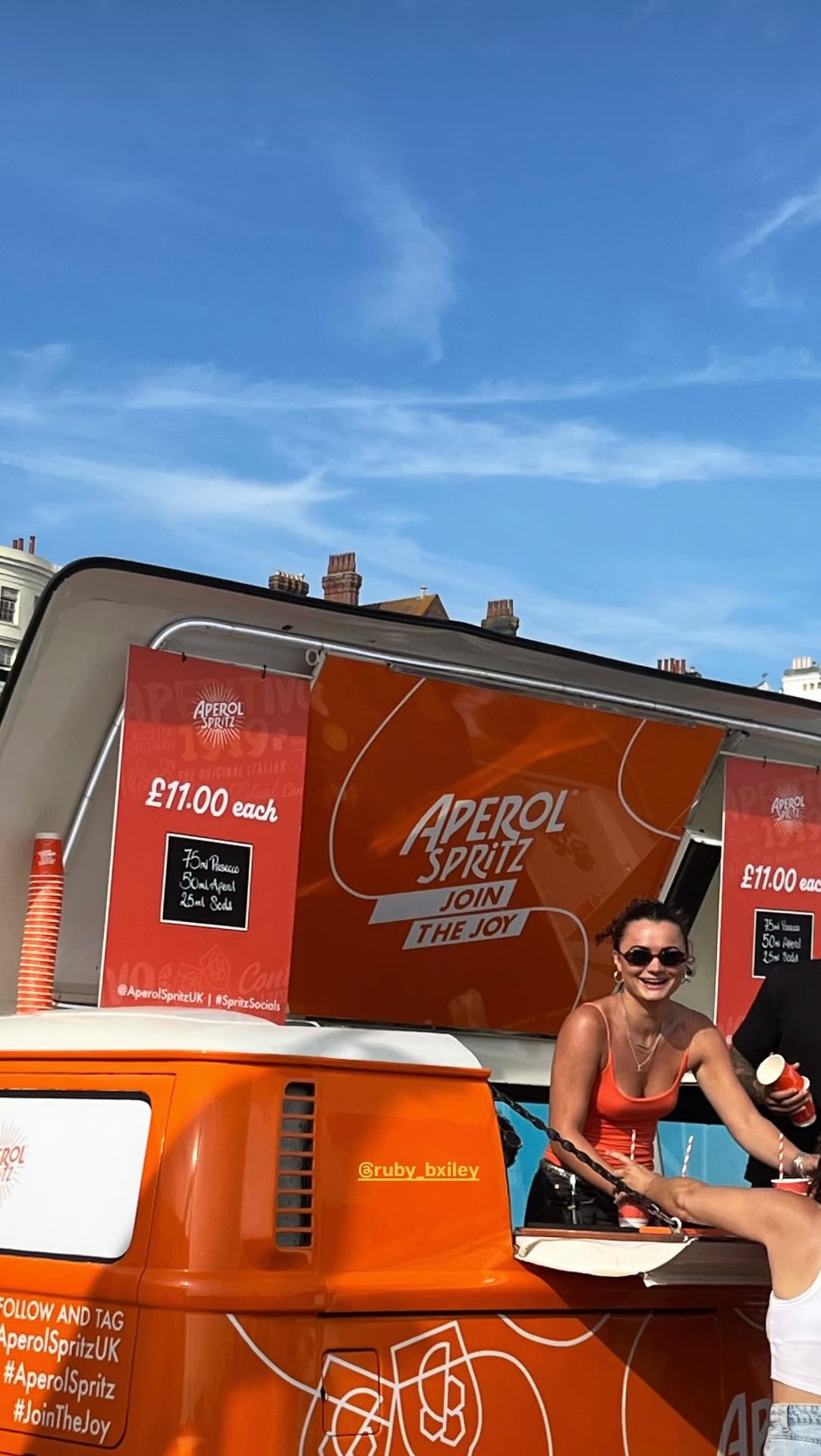 CALL ON ME 🧡
Sun, Sea, and Spritz’s in hand — anything less? It just won’t do 💃🍊 #BeachModeActivated #SpritzOnRepeat #FestivalFeels #jointhejoy #aperolsprtizuk #beetlejuiceevnts