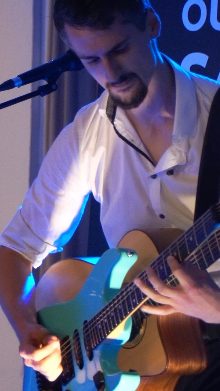 Zu AC/DC & Co wurde bei der letzten Hochzeit besonders wild gefeiert 🤩.
Eskalation bis hin zu Pogen 💥🎉
.
.
.
#hochzeit #band #hochzeitsband #rock #acdc #highwaytohell #cover #music #duo #guitar #gitarre #fun #singer #singing #fingerstyle #percussion #sänger #vocals #party