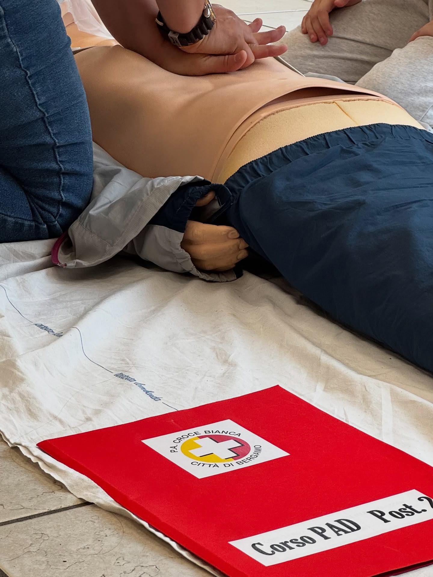 🚑 Sabato abbiamo avuto il piacere di ospitare presso la nostra sede il corso BLSD dedicato ai @taxibergamoofficial.
Una bellissima iniziativa di formazione e prevenzione, per rendere la nostra città ancora più sicura, anche a bordo di un taxi! 🚖💙
Grazie a tutti i partecipanti per l’attenzione, l’energia e l’entusiasmo.
🚨 Vuoi organizzare un corso per la tua realtà o partecipare come privato?
Contattaci, siamo sempre pronti a fare la differenza insieme!
#BLSD #Formazione #CroceBiancaBergamo #PrimoSoccorso