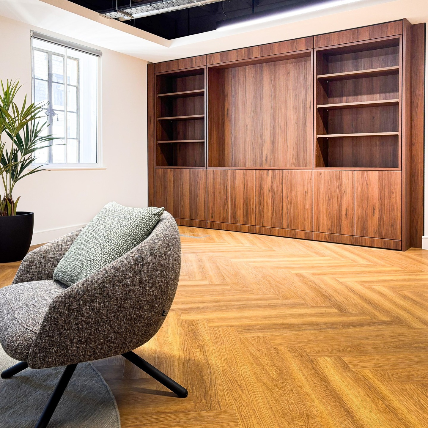 Even during the summer heat, wood finishes remain an attractive option to bring comfort and warmth to office spaces!
A striking blend of woodgrains, pairing the flooring with the Brown Warmia Walnut finish on this storage and display unit, creates a bold statement in the reception area of this prestigious London-based client.
#officedesign #officerefurb #workplacedesign #woodgrain #woodfinishes #walnut #freewall