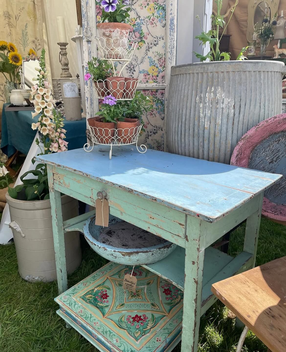 Introducing our Exhibitors 🤍
@isseapink
Beautiful pastel painted furniture, decorative vintage treasures, handmade linen cushions & textiles, as well as pretty and useful gardenalia sourced by Issy & Terry 🌿
We are delighted that @isseapink will be joining us at the Summer Brocante @moylescourt on 25th August 🌸
Come and shop with our fabulous small independent businesses, follow their accounts and meet them in person at the Brocante 🤍
Monday 25th August 🎪
10 - 4pm
Moyles Court School
Nr Ringwood
New Forest
Tickets are now on sale through our website - see link in bio above 🎟️ or buy them on the gate when you arrive