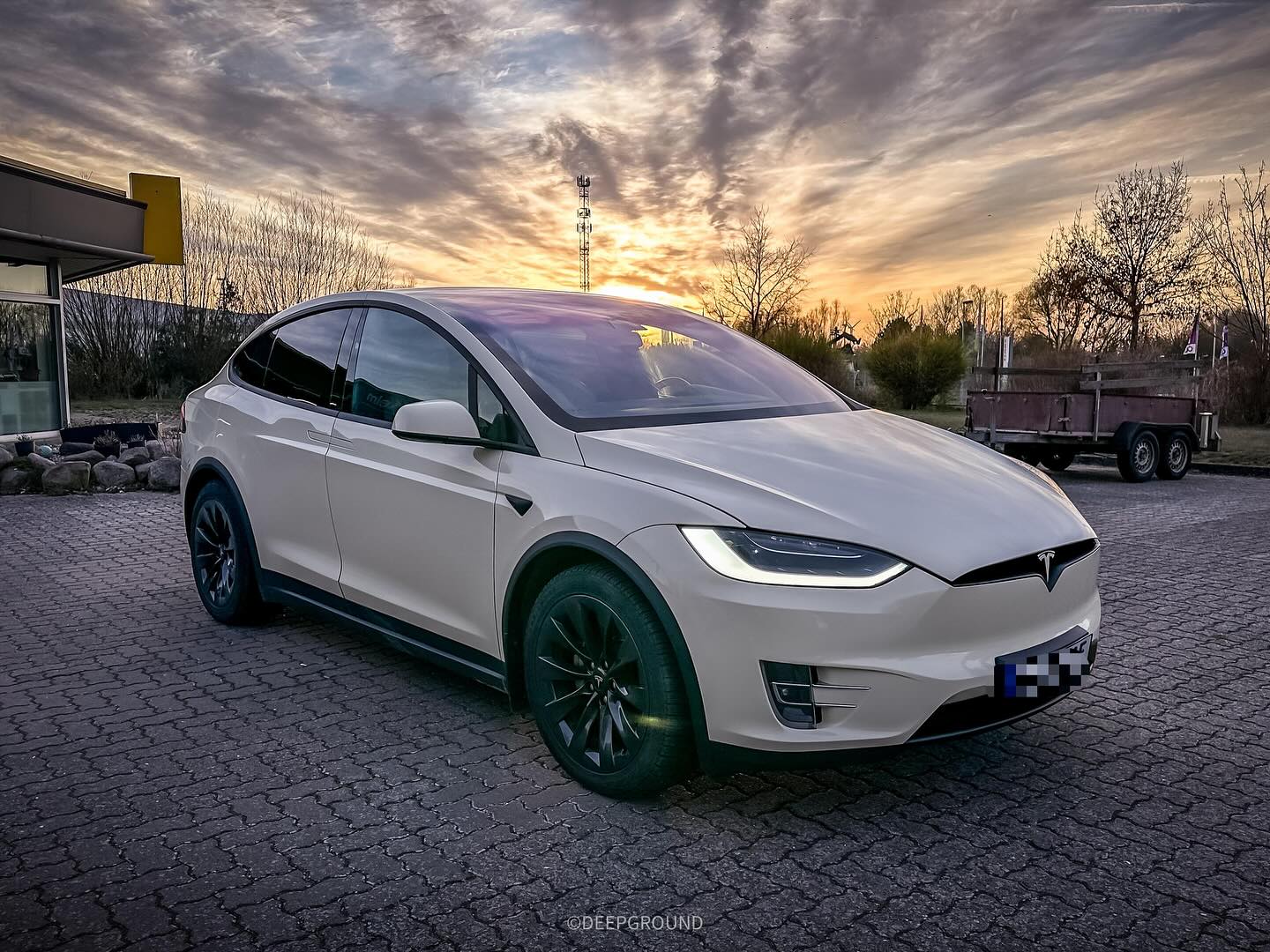 Ein glücklicher Kunde hat sein Auto wieder entgegen genommen! 🤩 Der Tesla hat eine Reperatur der Frontstoßstange bekommen und wurde neu foliert. Desweiteren kamen ein paar kleine Spielereien wie das Emblem in Wagenfarbe sowie viele kleine Tesla Logos mit matten Laminat. Die hintere Leiste wurde ebenfalls neu foliert. Ein Chrome delete in Carbon Matt wurde ebenfalls gemacht. 😊
Danke für das Vertrauen! 😋
___________________________________________________ #deepground #tesla #teslamodelx #wrappedcars #folie #oracal #clean #autofolierung #folienliebe #taxi #carporn #cars #wrapped #autoliebe #wrappedworld #folierung #beige #teslamotors #motorsport #electro #foliestattlack #perfection #insta #instagood #follow #picoftheday