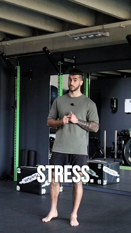 Ademhalingsoefeningen voor Rust: Vind Je Innerlijke Balans 🌬️
In een drukke wereld kan het lastig zijn om even tot rust te komen. Ademhalingsoefeningen zijn een krachtige manier om stress te verminderen en je mentale helderheid te verbeteren. Of je nu voor of na je training ontspanning zoekt, ademhaling kan je helpen om je lichaam en geest in balans te brengen.
✅ Vermindert stress en angst door diepe ademhaling 🌿
✅ Verbetert focus en concentratie 🧠
✅ Verhoogt zuurstofopname en bevordert de bloedsomloop ❤️
✅ Ondersteunt betere slaap en herstel van het lichaam 🛌
✅ Verlicht lichamelijke spanning door diepe, gecontroleerde ademhaling 💆♀️
🔹 Tip: Probeer de 4-7-8 ademhalingstechniek: adem 4 seconden in, houd 7 seconden vast en adem 8 seconden uit. Herhaal 3-5 keer voor een onmiddellijke ontspanning!
Woon je in Amsterdam Noord en wil je werken aan minder stress, meer rust en een gezonde levensstijl? 📍💪 Kom langs bij Original Physic!
📍 Original Physic - Gedempt Hamerkanaal 10, 1021 KM Amsterdam
🔗 Meer info & training boeken → www.kebkokabakibi.com & www.originalphysic.nl
💬 Welke ademhalingsoefeningen helpen jou om tot rust te komen? Deel je tips in de reacties! ⬇️
#Ademhalingsoefeningen #PersonalTrainerAmsterdam #Stressvermindering #AdemhalingVoorRust #MentaleGezondheid #GezondLeven #DuurzameGezondheid #FitMetKEBKO #OriginalPhysic #RustEnBalans #StressBeheersing #TrainVoorHetLeven #FunctioneleFitness