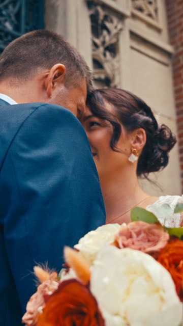 Claire & Pierre - 14 juin 2025 🌞
Merci de votre confiance 🙏🏼
Ces deux amoureux sont venus de la Loire‑Atlantique entourés de leurs proches, venus du nord comme de l’est pour célébrer leur grand jour — une belle preuve d’amour ! 💫
J’ai eu la chance de capturer leur premier regard, un moment intime et chargé d’émotion. Ils s’aiment tellement, ça crève l’écran.
Puis la séance couple s’est déroulée dans une lumière douce de golden hour, cette période magique juste avant le coucher du soleil qui offre une lumière chaude, flatteuse et naturellement romantique.
Capturer ces instants vrais, empreints de simplicité, de poésie et de lumière dorée, c’est cette approche que je privilégie à chaque film de mariage. 🎥✨
Et n’oubliez pas de liker, commenter et partager pour me donner de la force 💪🏼
DJ @au_rythme_des_ondes
Photo @enzoferezphotographies
Wedding planer @creerpourvous62
Traiteur @globepopotte
#mariage #wedding #weddingday #weddinginspiration #weddingfilm